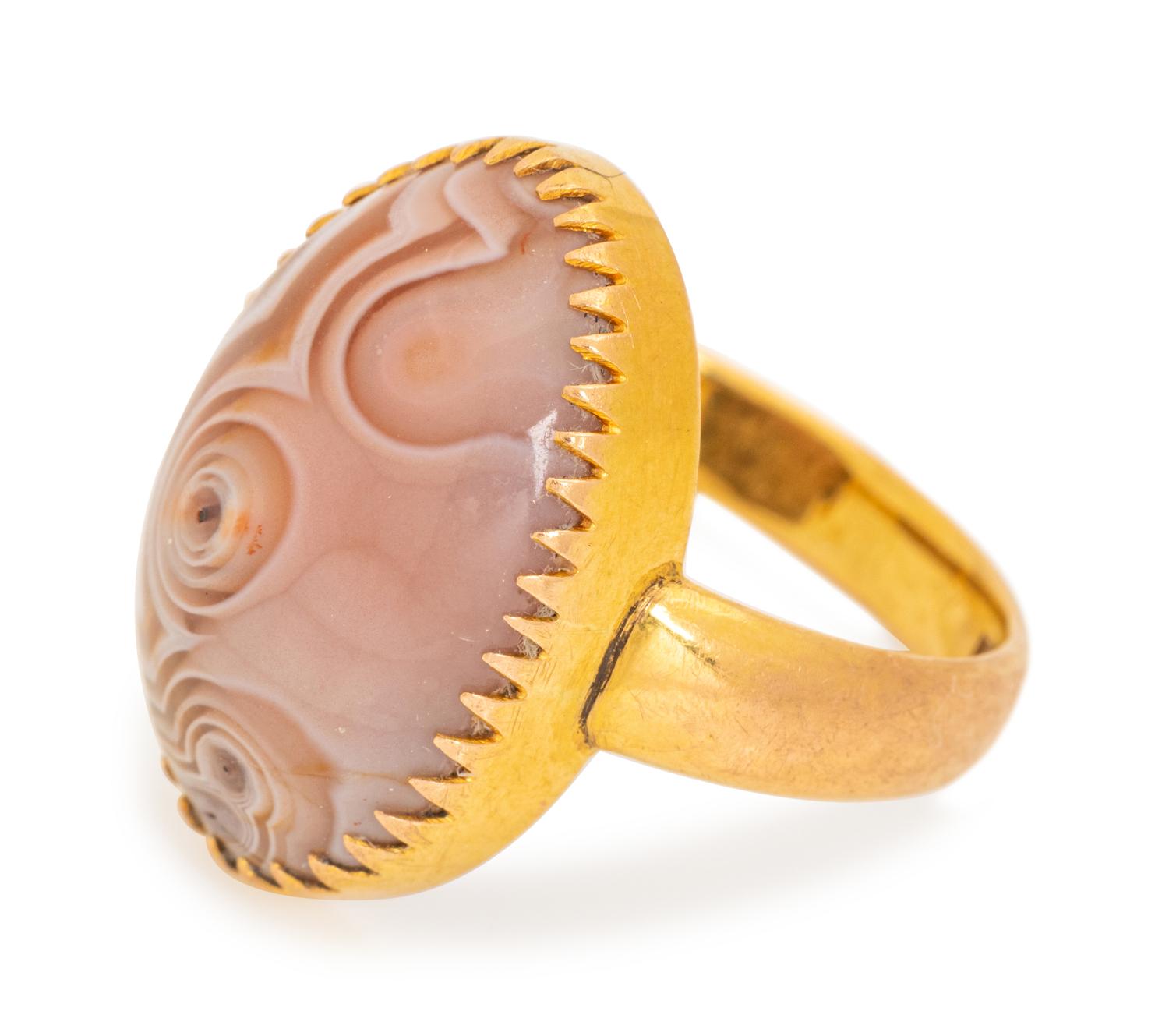 An 18 Karat Yellow Gold and Agate Ring,