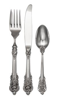 An American Silver Flatware Service, R. Wallace & Sons Mfg. Co., Wallingford, CT, Grand Baroque pattern, comprising: 5 dinner knives 7