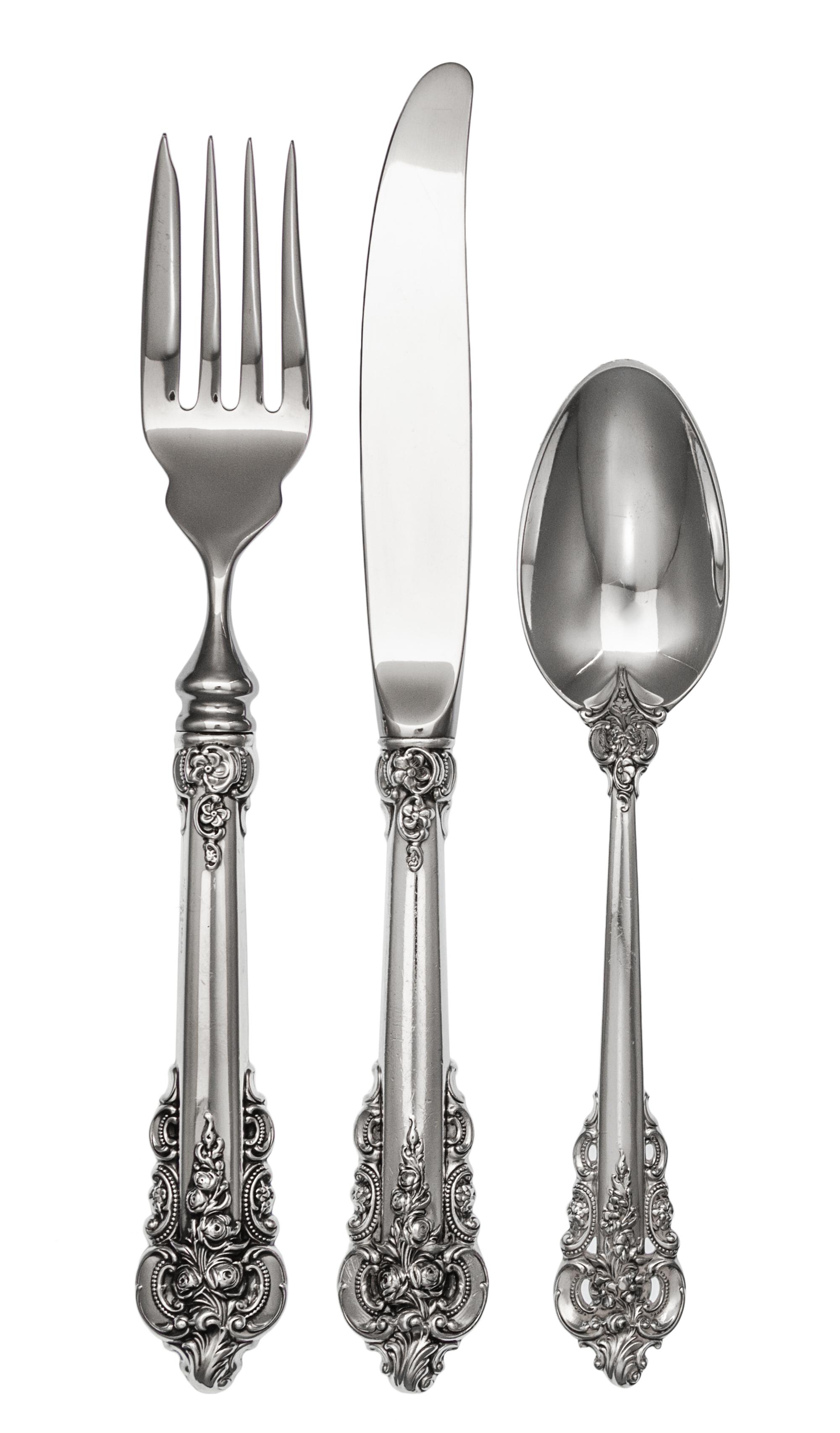 An American Silver Flatware Service, R. Wallace & Sons Mfg. Co., Wallingford, CT, Grand Baroque pattern, comprising: 5 dinner knives 7