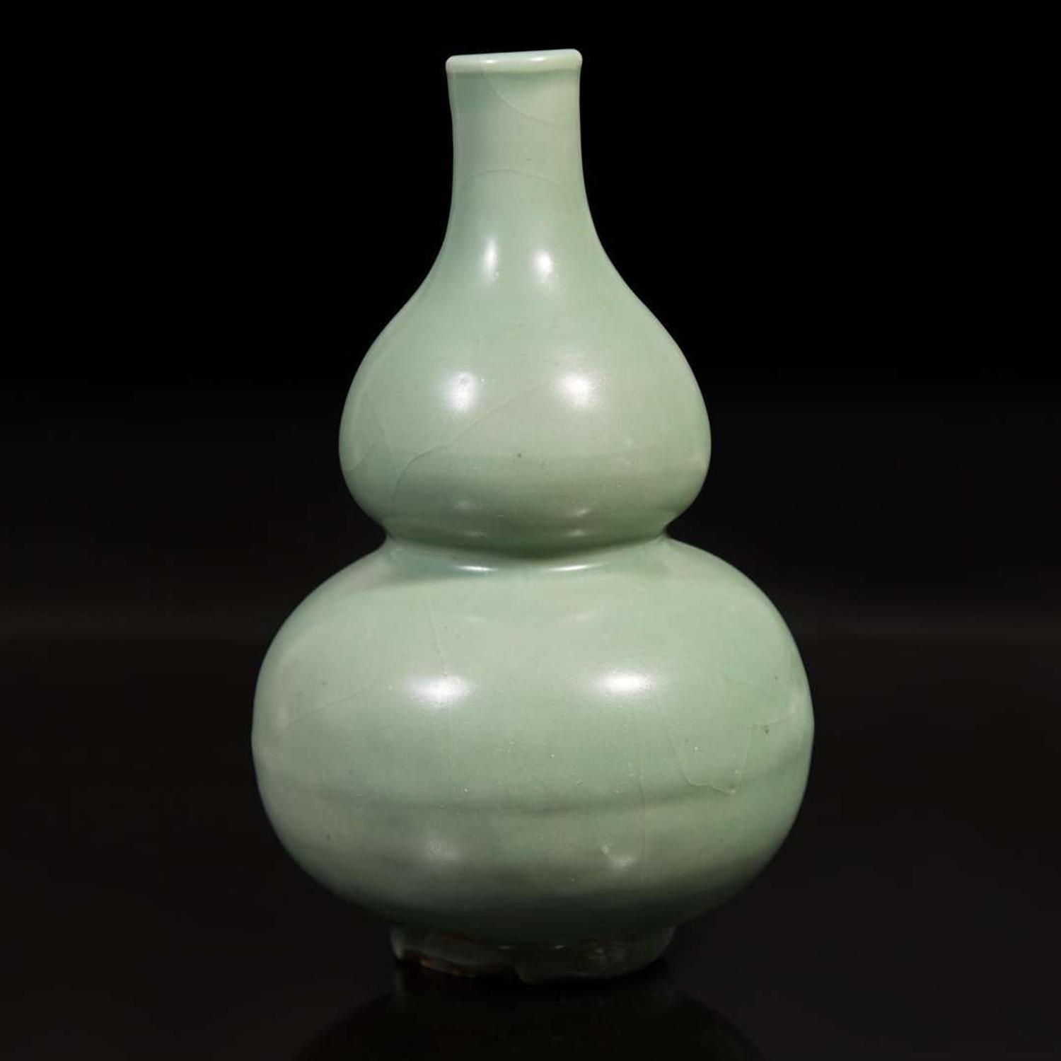 A Chinese Longquan celadon double-gourd vase 龍泉青瓷葫蘆瓶 Ming dynasty or later ????
