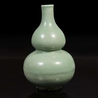A Chinese Longquan celadon double-gourd vase 龍泉青瓷葫蘆瓶 Ming dynasty or later ????