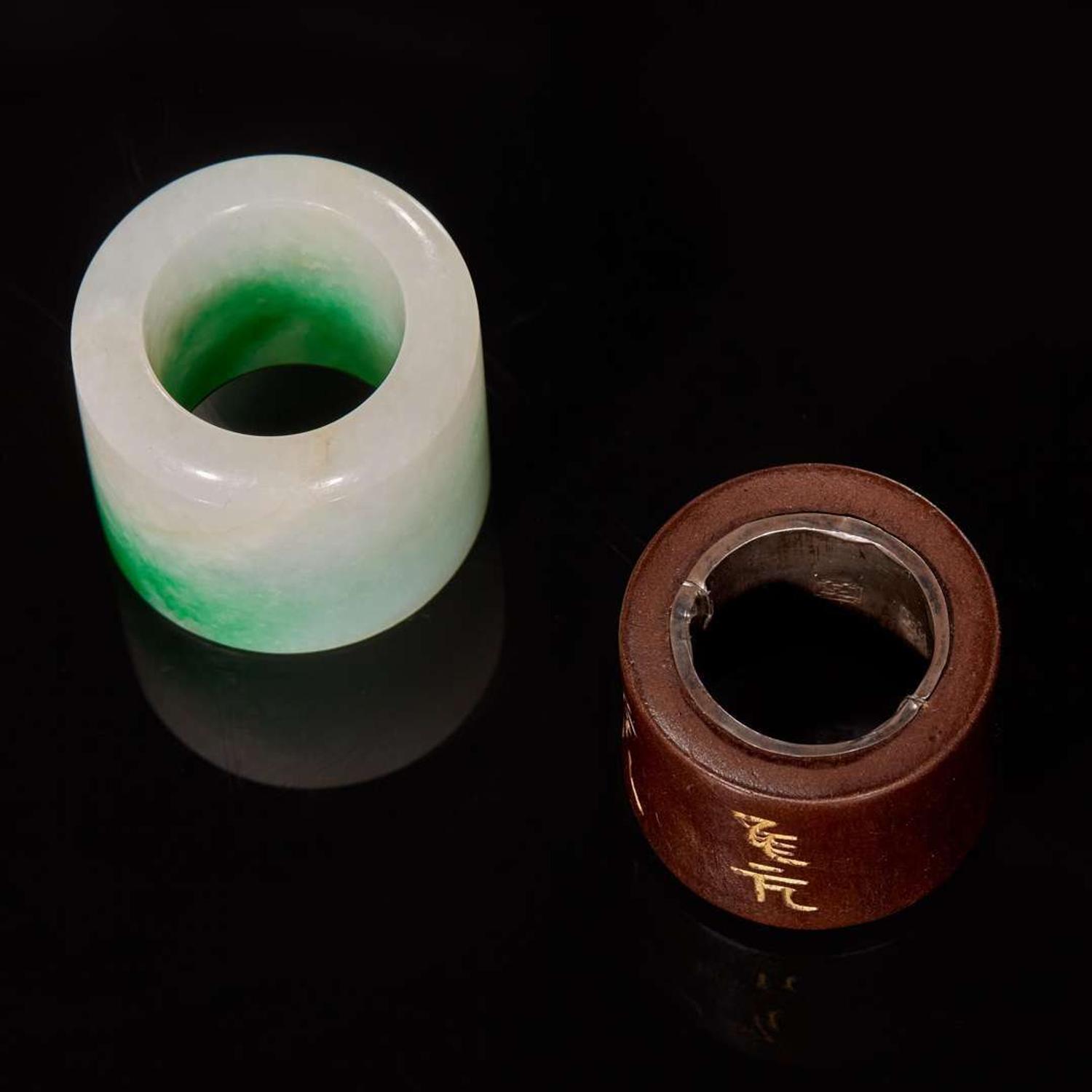 A Chinese jadeite and a wood archer's ring 翡翠及木質扳指各一枚 18th/19th Century ???????