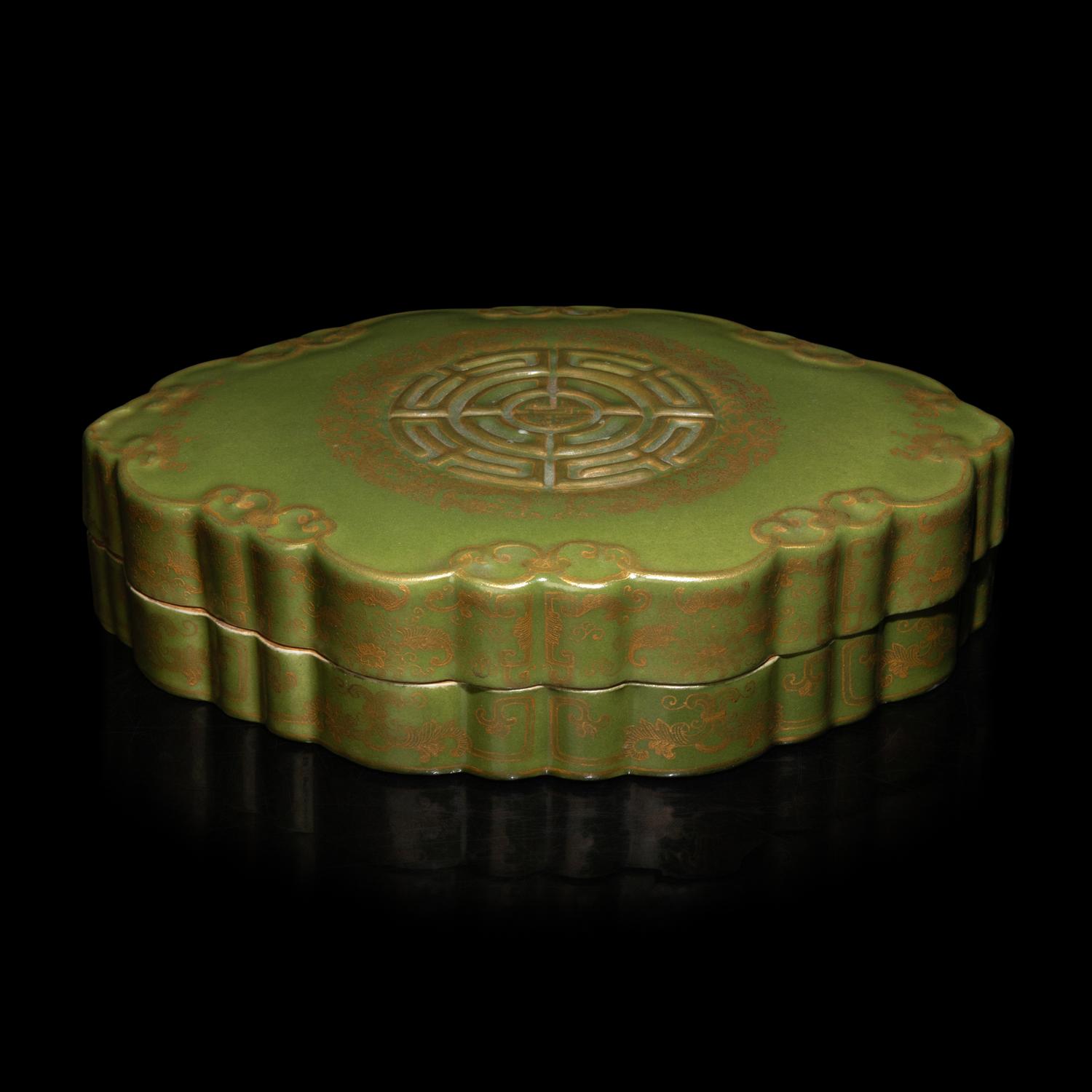 A Chinese Gilt Decorated 'Tea Dust' Glazed Lobed Box and Cover, Qianlong Mark 乾隆款 茶葉末地描金團壽紋海棠式蓋盒