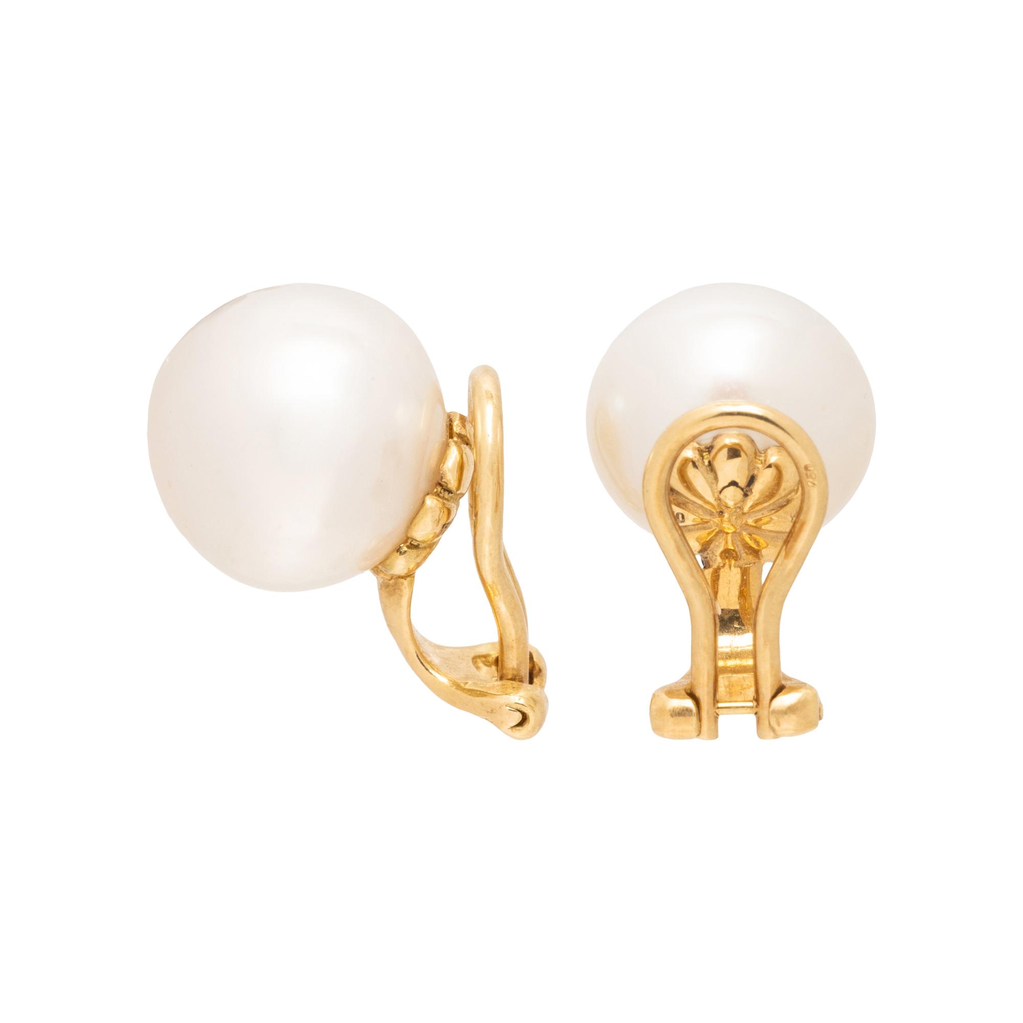 CULTURED PEARL NECKLACE AND CLIP EARRINGS