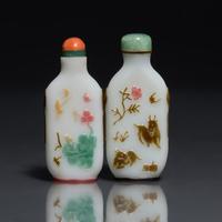 Two Chinese Yangzhou School Glass Overlay Snuff Bottles, Second Half 19th Century 清晚期 涅白地套五色料鼻烟壺兩支