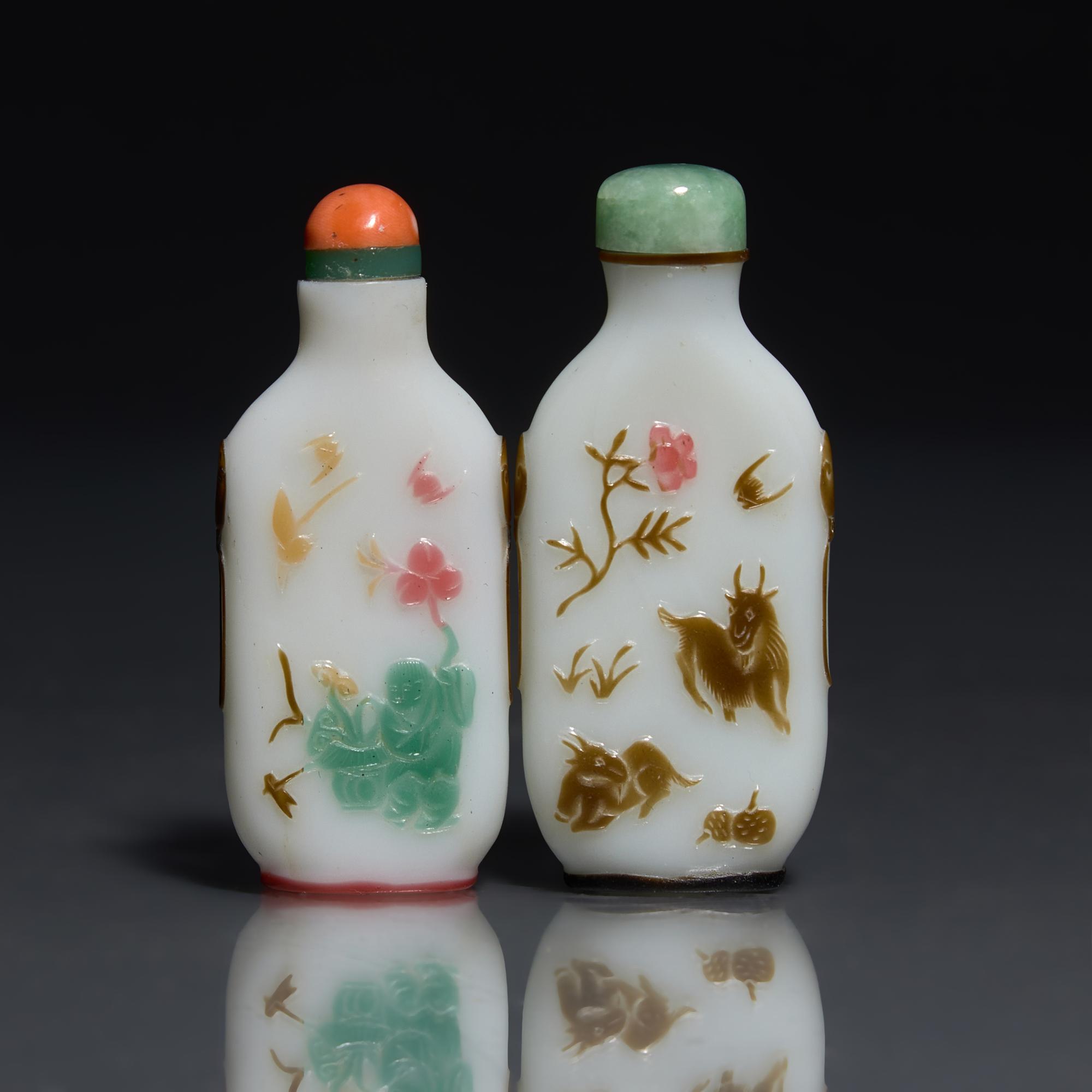 Two Chinese Yangzhou School Glass Overlay Snuff Bottles, Second Half 19th Century 清晚期 涅白地套五色料鼻烟壺兩支