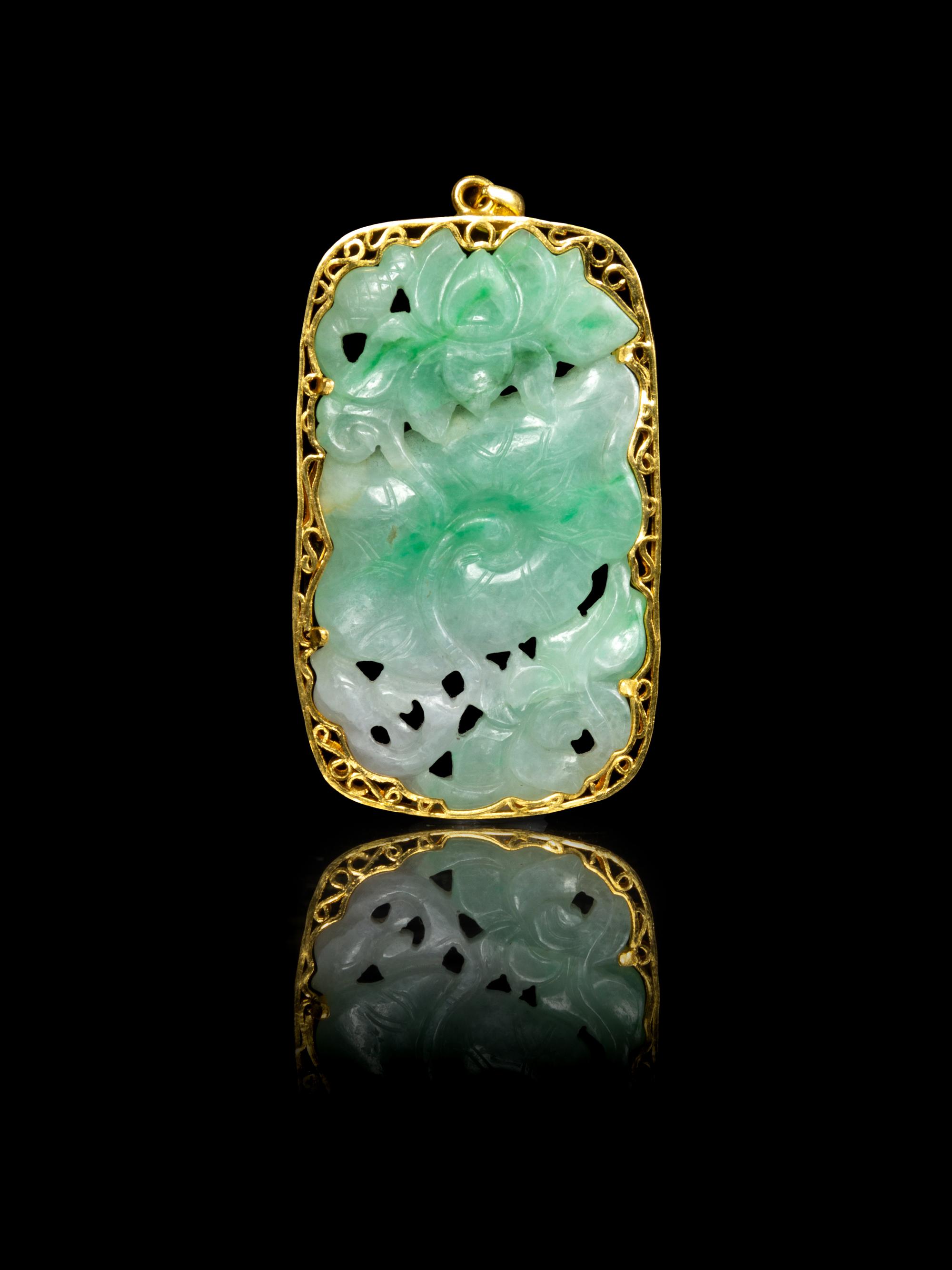 A Yellow Gold Mounted Apple Green Jadeite Pendant