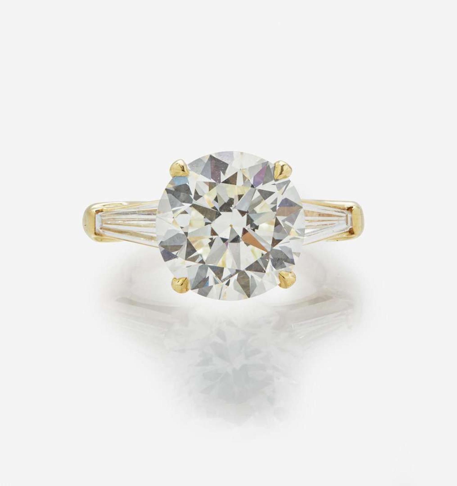 A Ladies Diamond and 18K Yellow Gold Ring 5.85 Carat Round Brilliant Diamond, GIA Certified