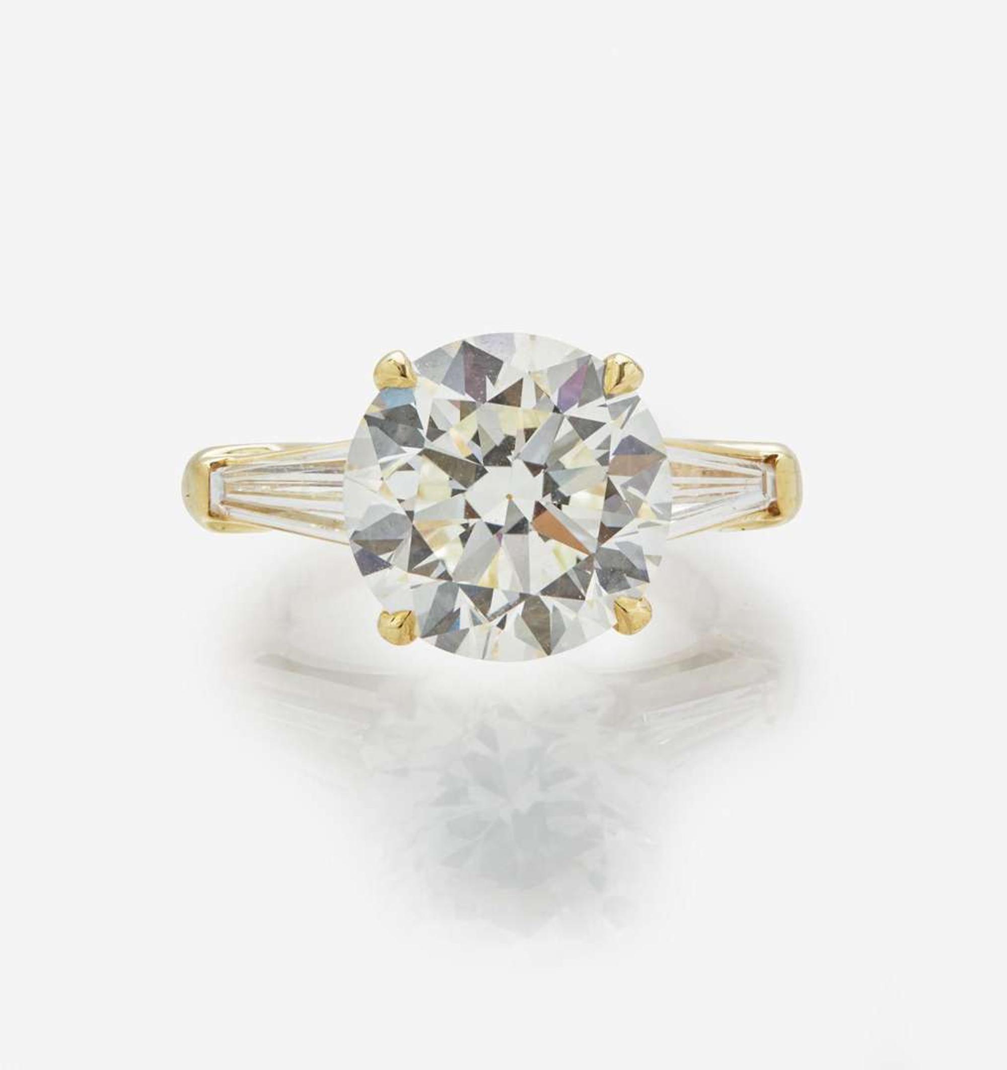 A Ladies Diamond and 18K Yellow Gold Ring 5.85 Carat Round Brilliant Diamond, GIA Certified