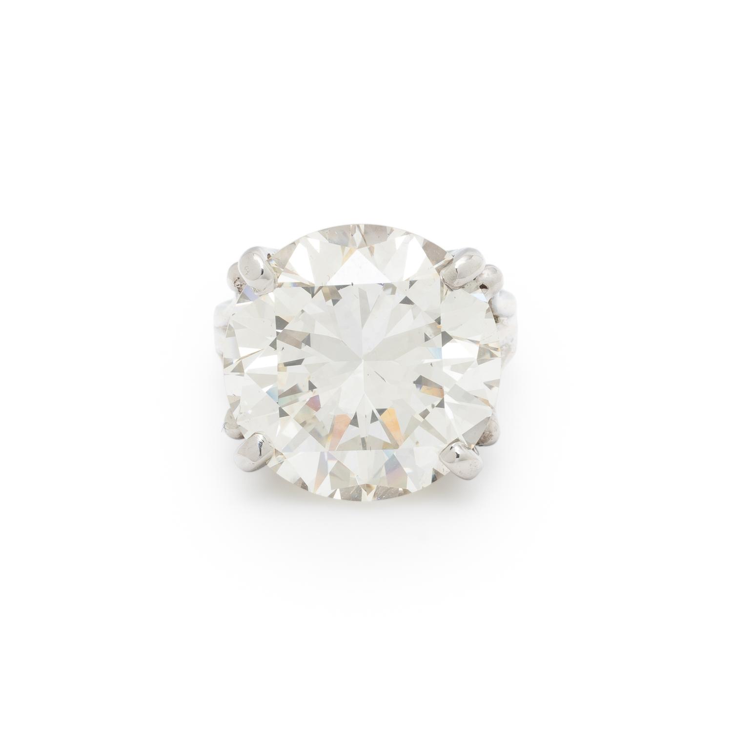 AN IMPORTANT DIAMOND AND PLATINUM RING