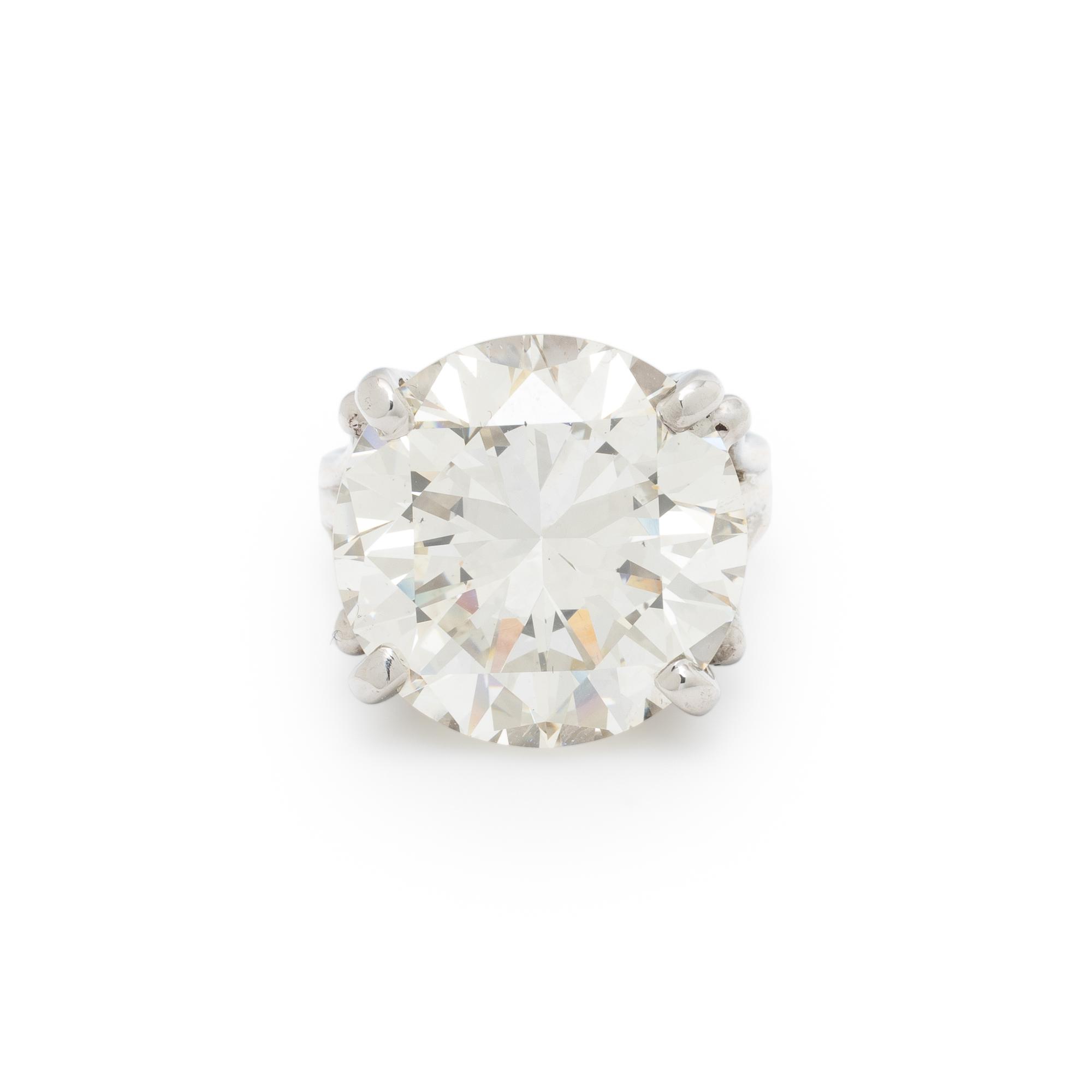 AN IMPORTANT DIAMOND AND PLATINUM RING