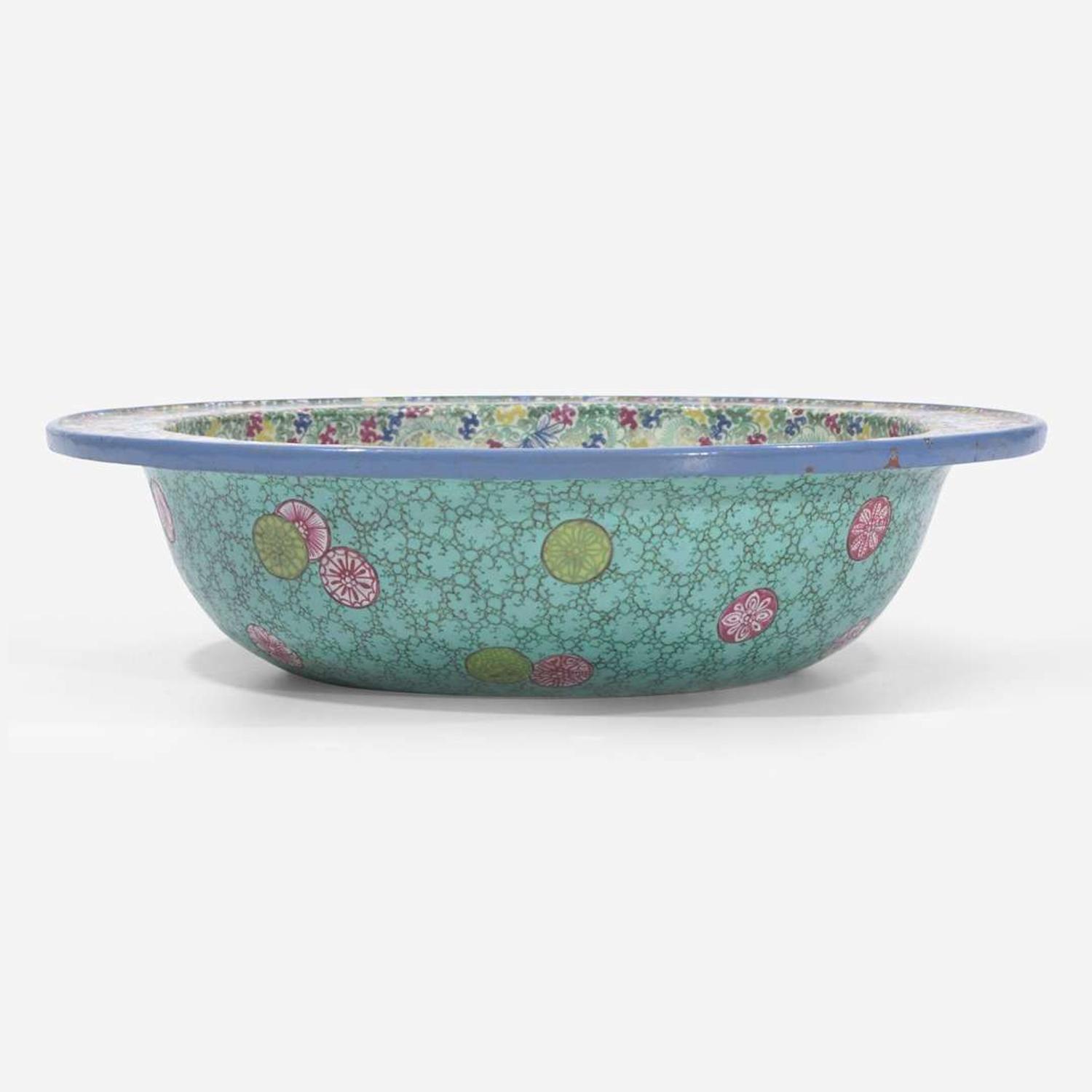 A Chinese Yixing famille rose-enameled basin 粉彩瓷盆 Qing dynasty, 19th century ? ????