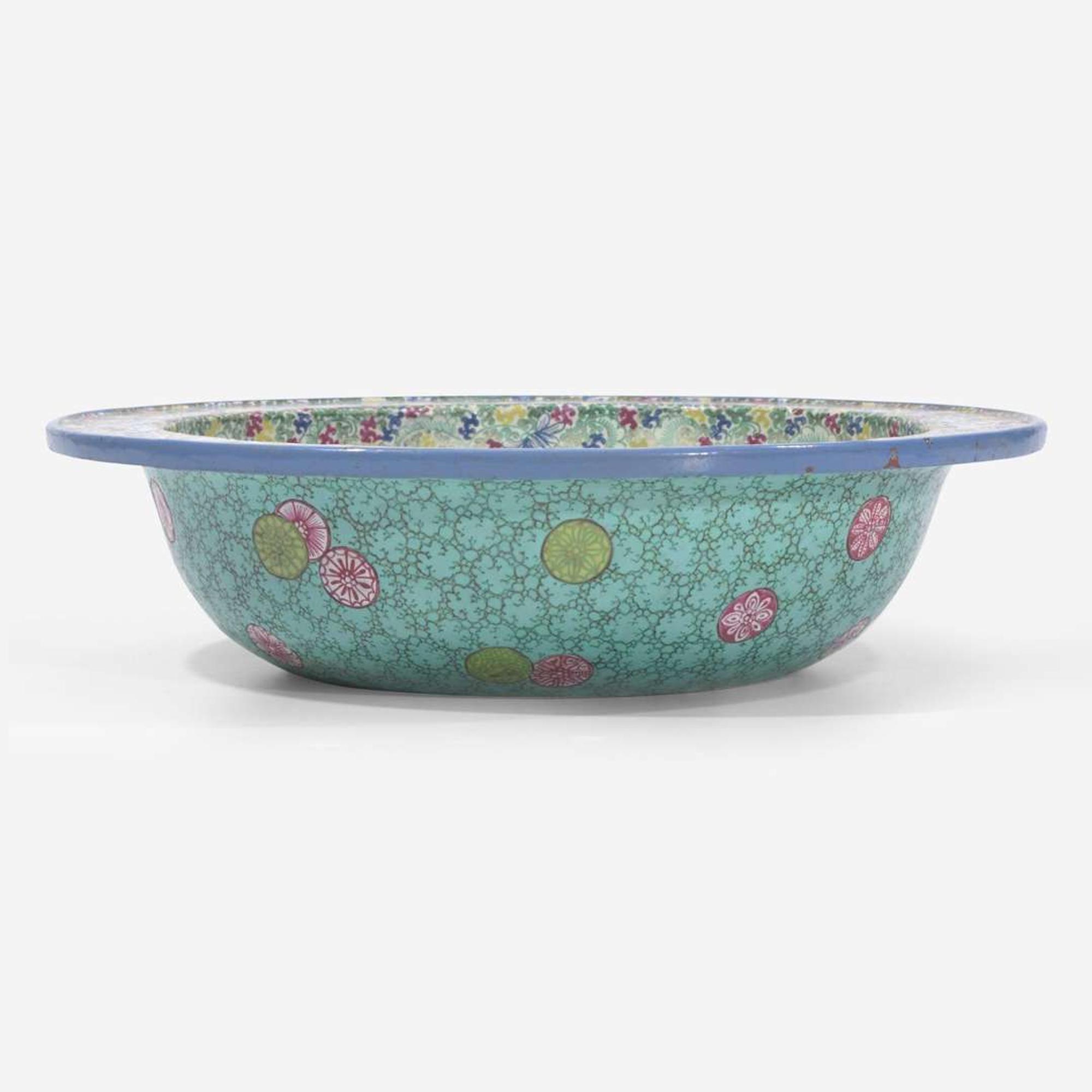 A Chinese Yixing famille rose-enameled basin 粉彩瓷盆 Qing dynasty, 19th century ? ????