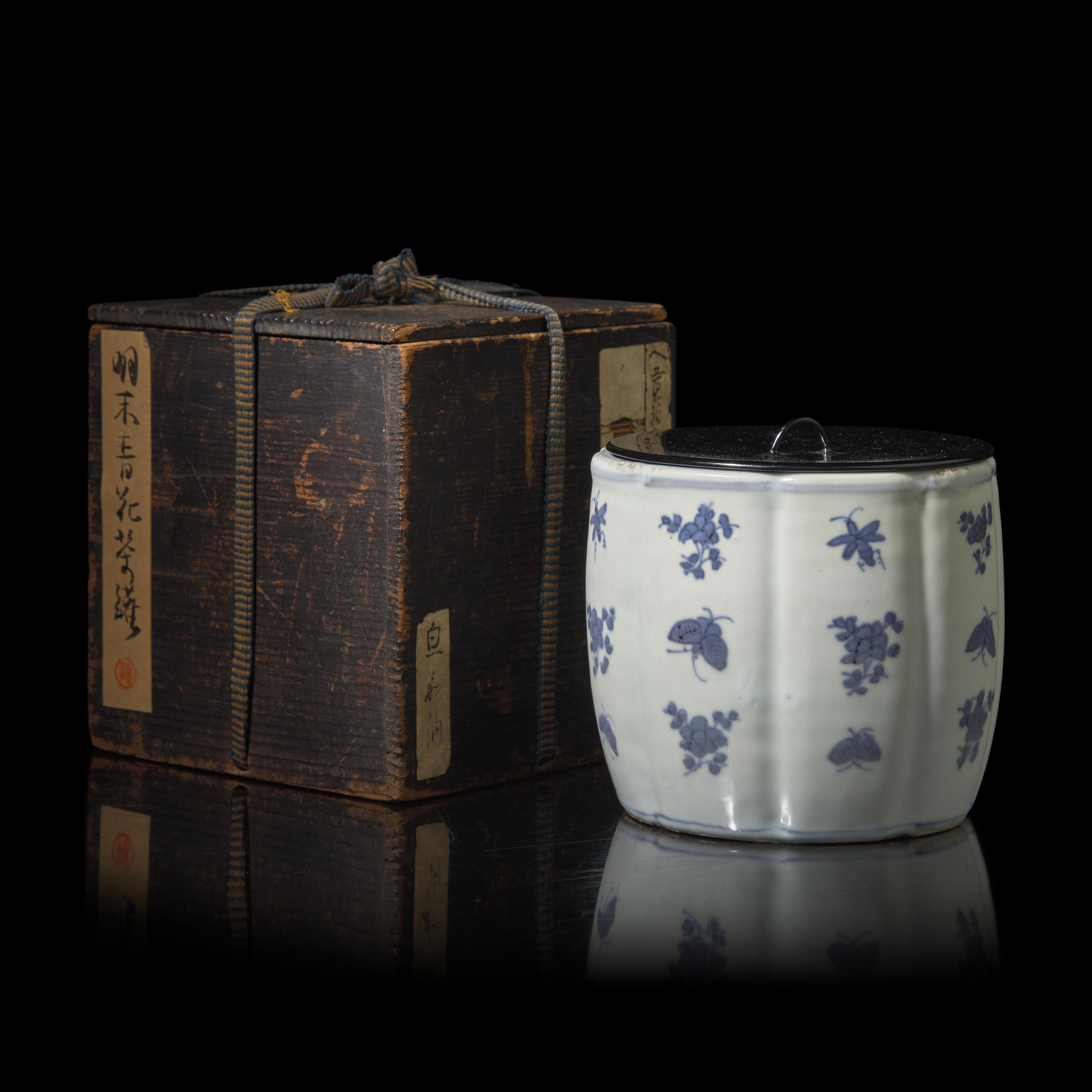 A Chinese Blue and White 'Kosometsuke' Floral Vessel for the Japanese Market, 17th Century 十七世紀 古染付青花草蟲紋罐