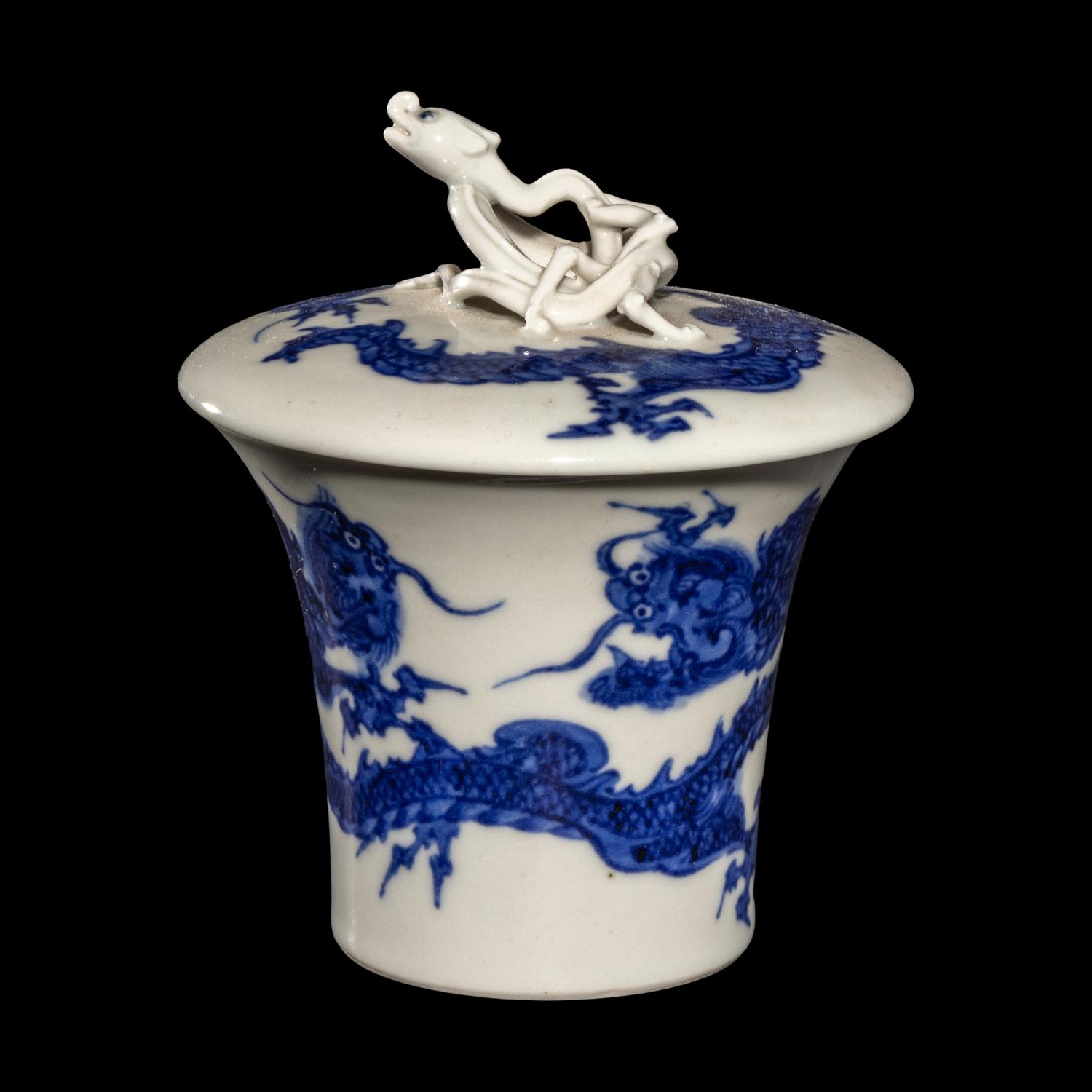 A Japanese Blue and White 'Dragon' Trumpet Cup and Cover by Makuzu Kozan (1842-1916) 宮川香山製青花敞口蓋杯