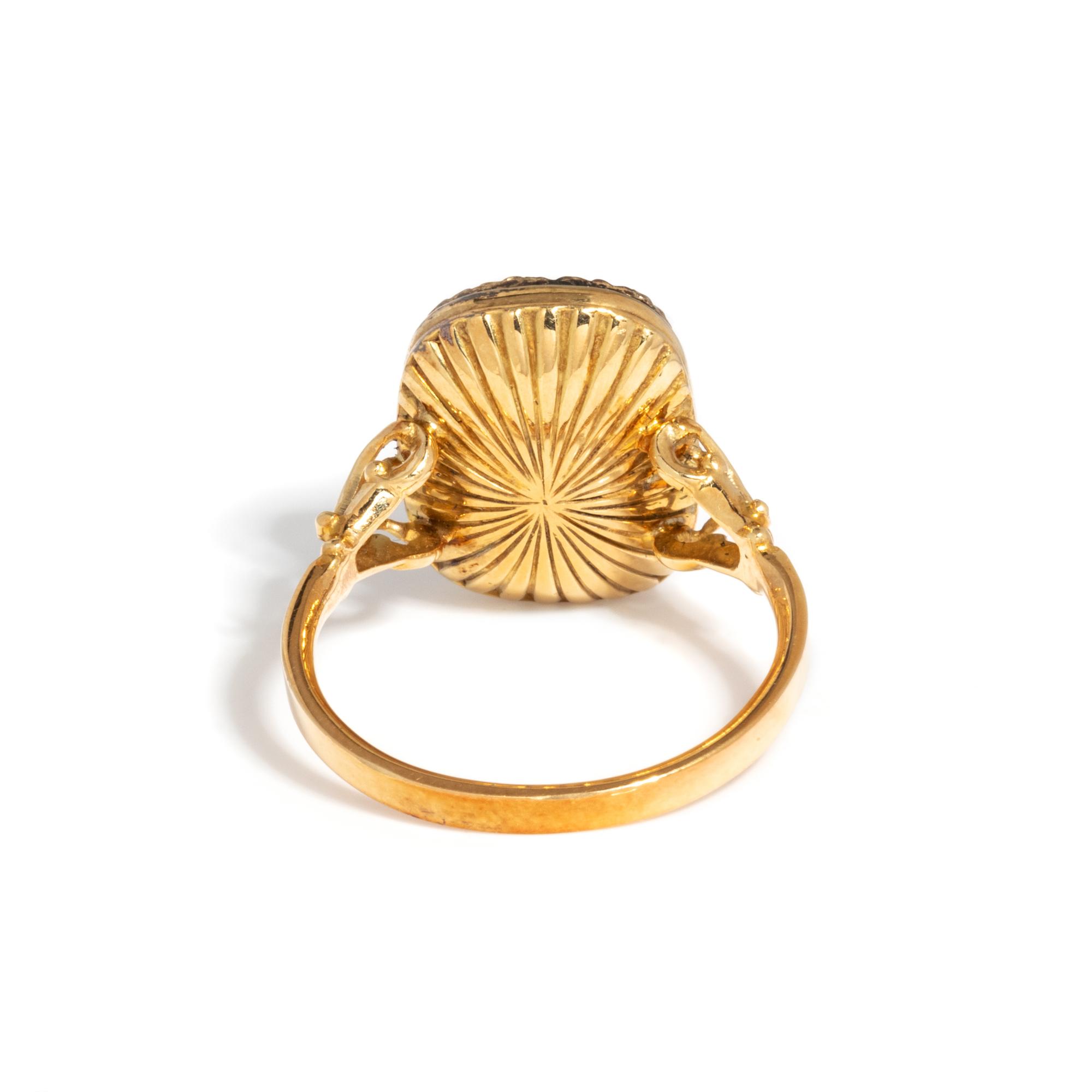 LAPIS LAZULI CAMEO AND YELLOW GOLD RING