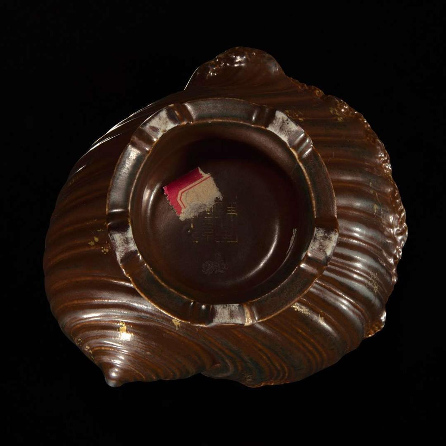 A Chinese faux bronze porcelain coupe 瓷仿铜贝壳水盂
