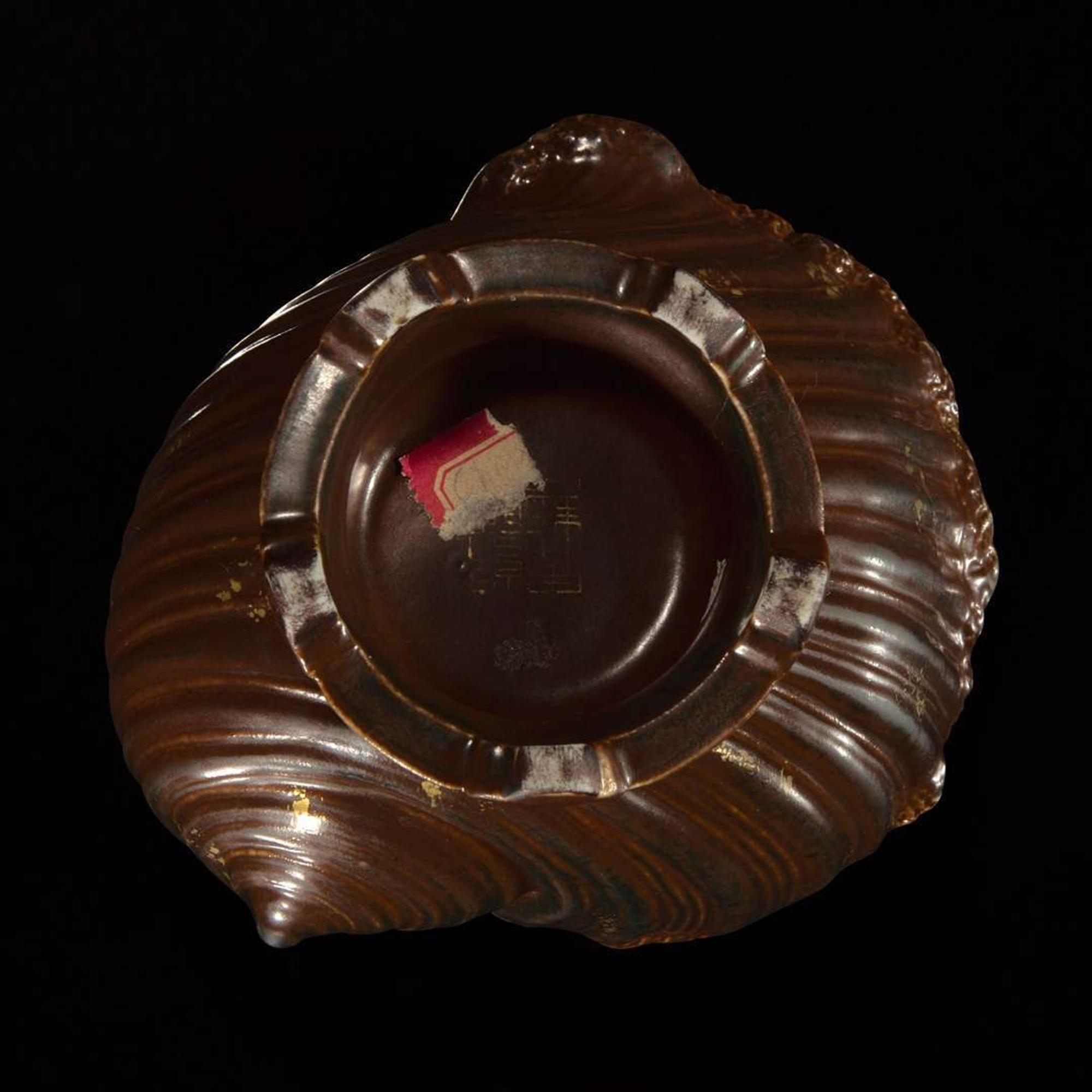 A Chinese faux bronze porcelain coupe 瓷仿铜贝壳水盂