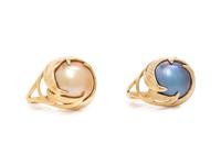 PAIR OF YELLOW GOLD AND DYED CULTURED MABE PEARL RINGS