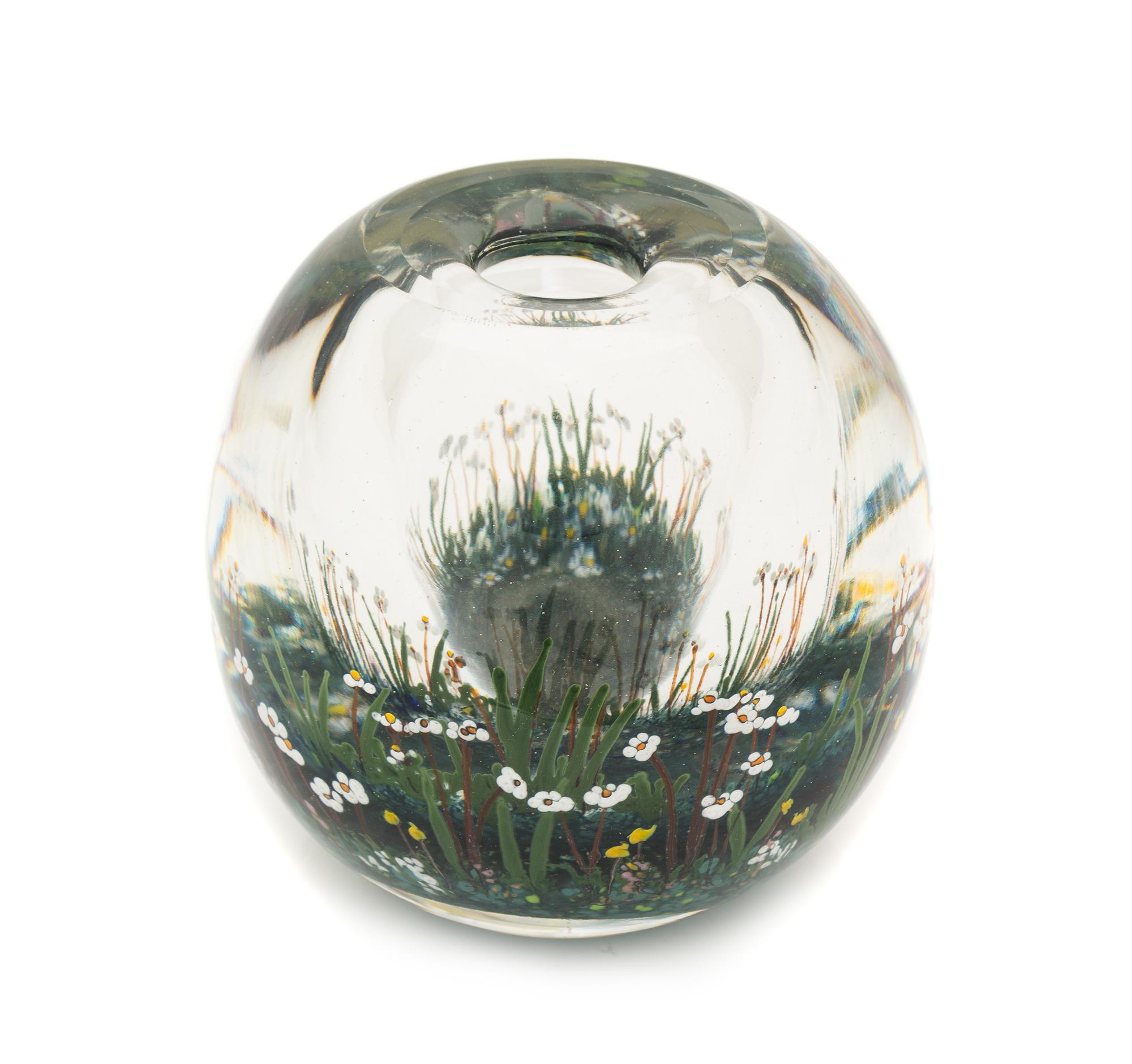 A Heilman-Roessler Studio Daisies Paperweight Vase Height 4 3/4 inches.