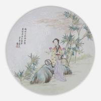 A pair of Chinese famille rose-decorated "meiren" circular plaques 粉彩美人瓷板一对 Late Qing/Republic period ?????