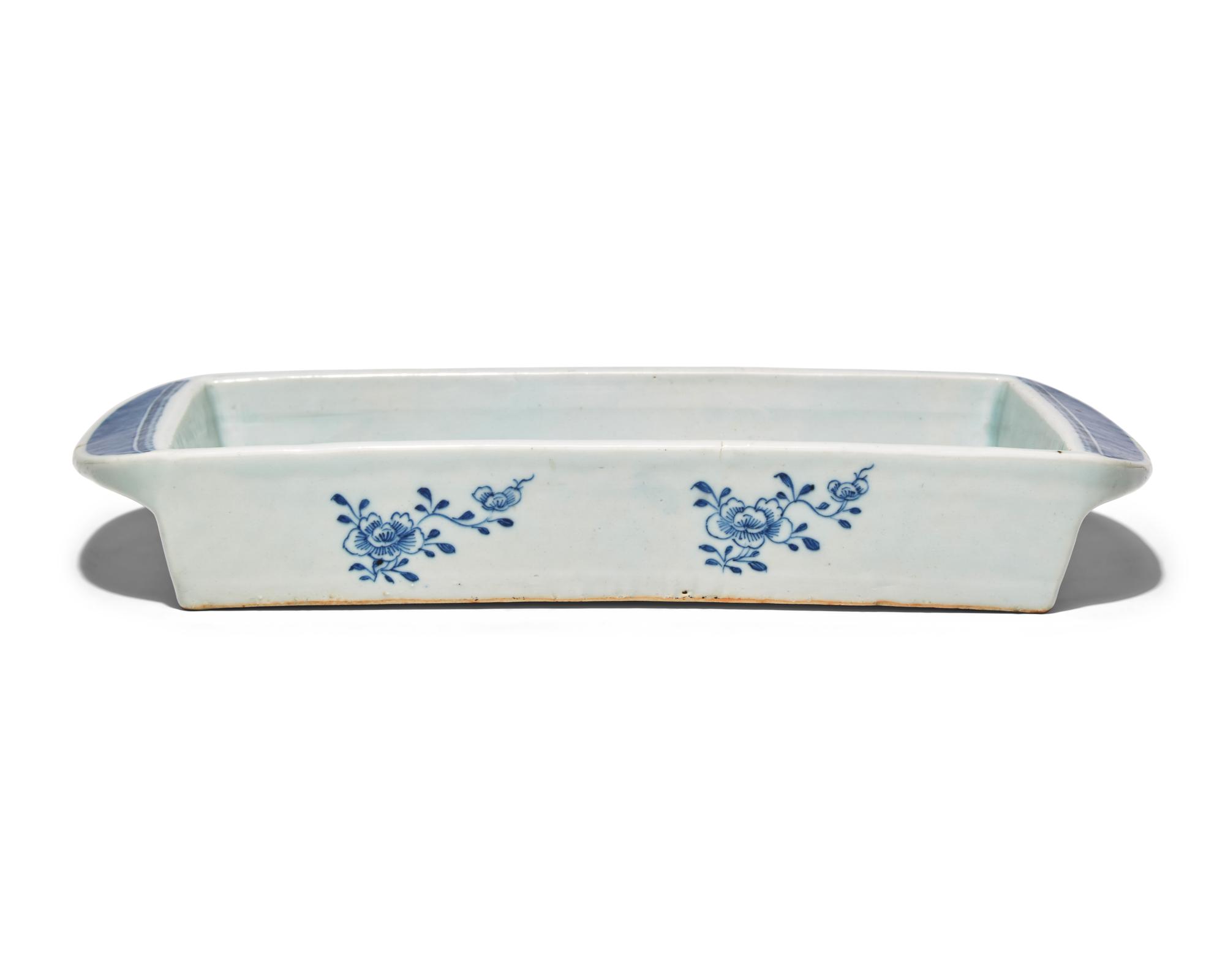 A Rare Chinese Export Porcelain Blue Fitzhugh Bulb Tray