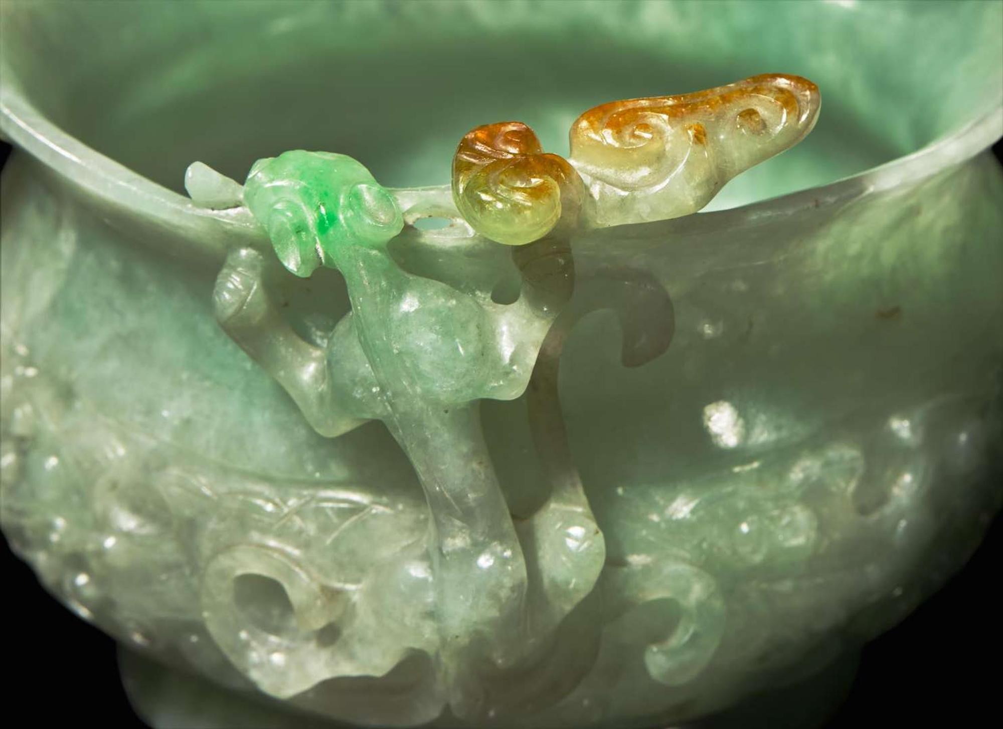 A Chinese carved jadeite archaistic censer 翡翠香爐