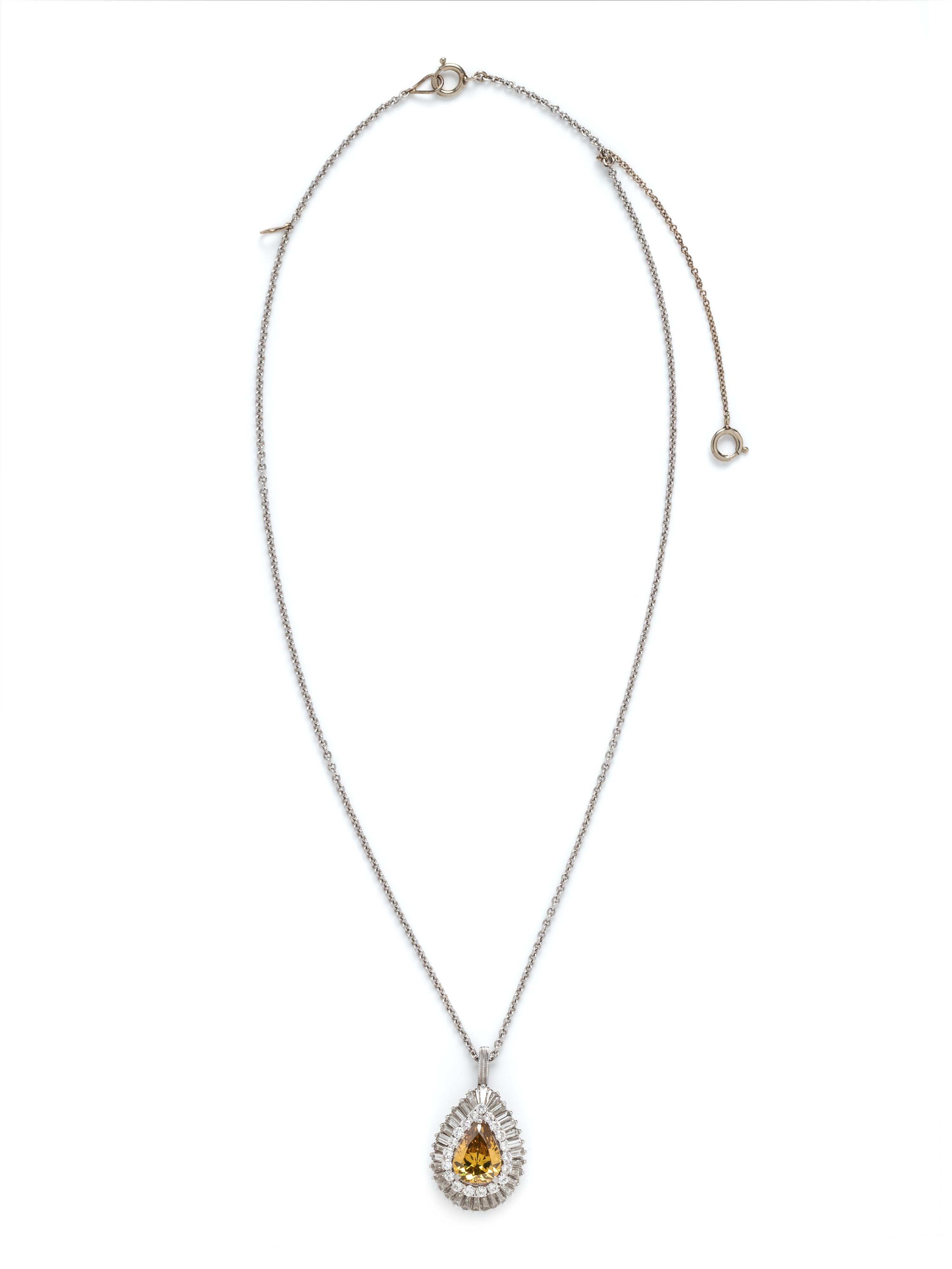 COLORED DIAMOND AND DIAMOND CONVERTIBLE RING/PENDANT