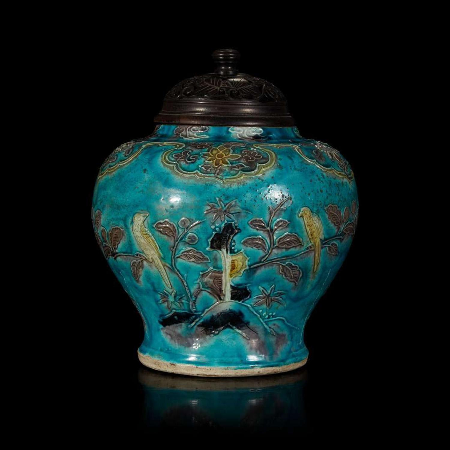 A Chinese modeled and enameled "Fahua"-type turquoise-ground porcelain jar 法华彩盖罐 Ming dynasty ?