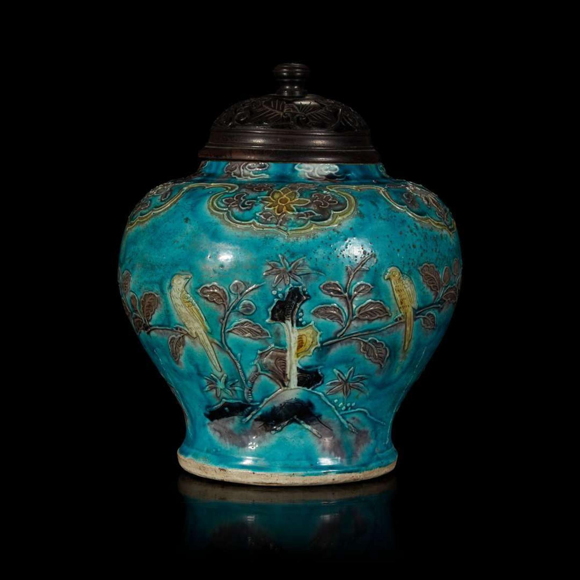 A Chinese modeled and enameled "Fahua"-type turquoise-ground porcelain jar 法华彩盖罐 Ming dynasty ?
