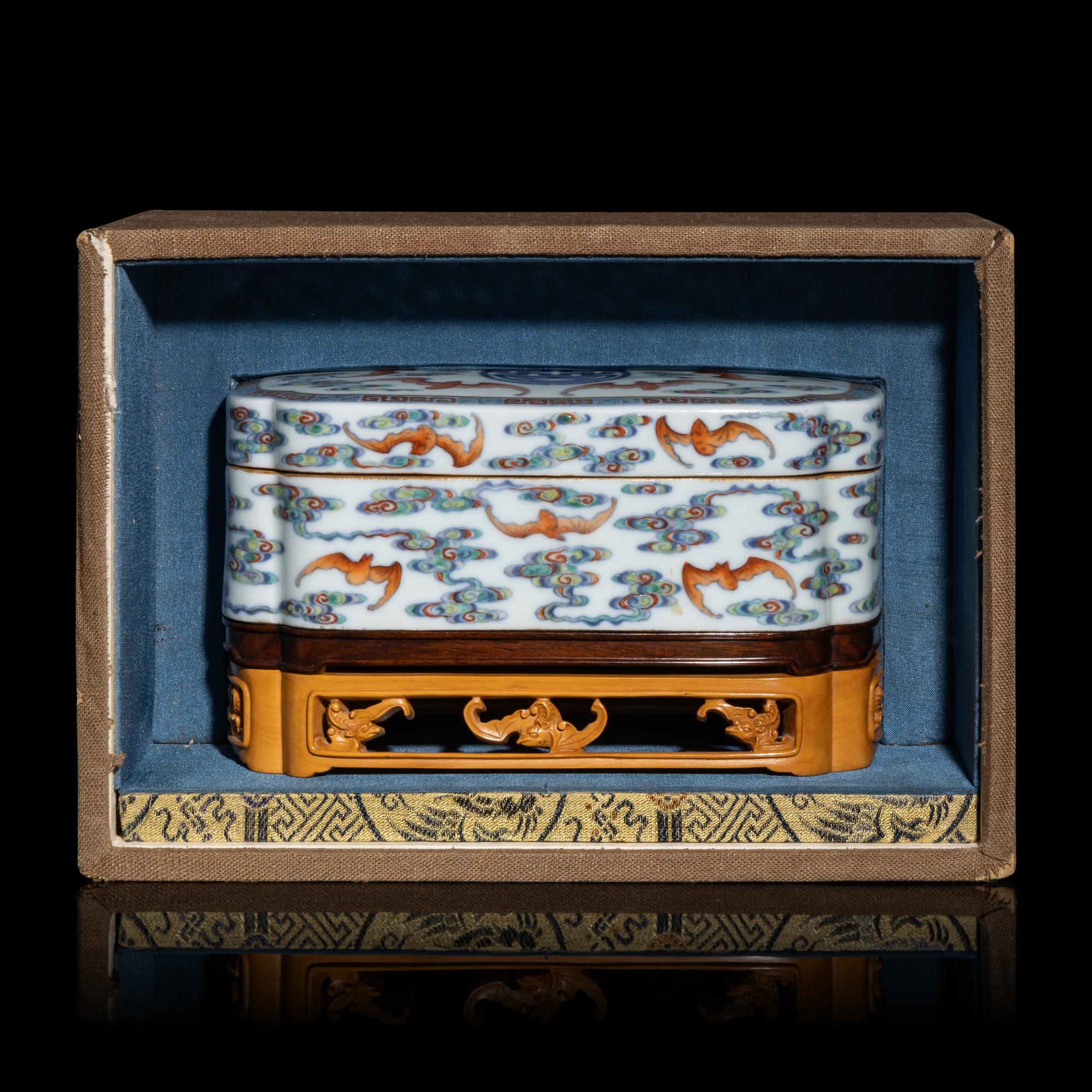A Chinese Doucai Porcelain 'Bats and Clouds' Box and Cover, 18th Century — 清中期 斗彩五福捧壽長方盒