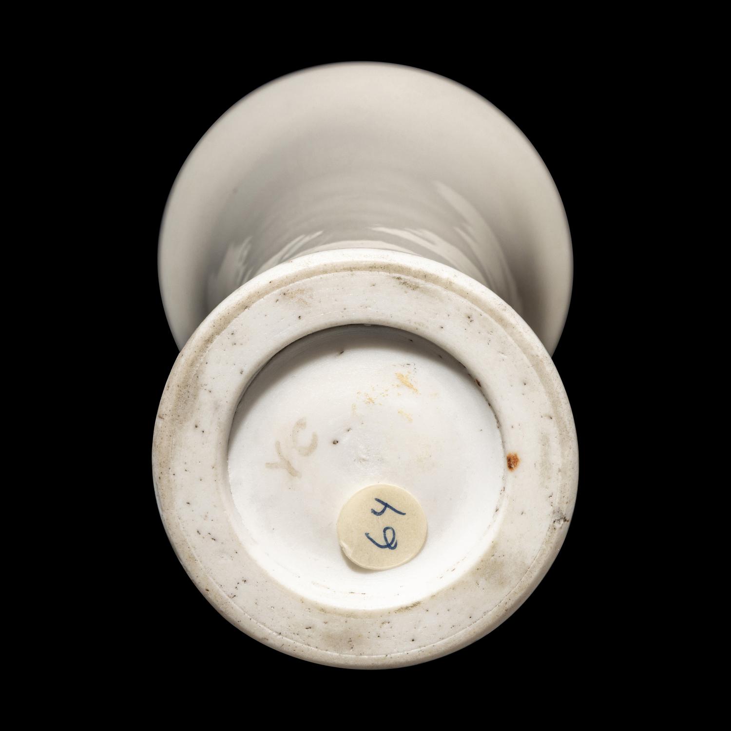 A Chinese Blanc-de-Chine Porcelain Beaker Vase, Huagu, 17th Century 明末清初 德化白瓷花觚