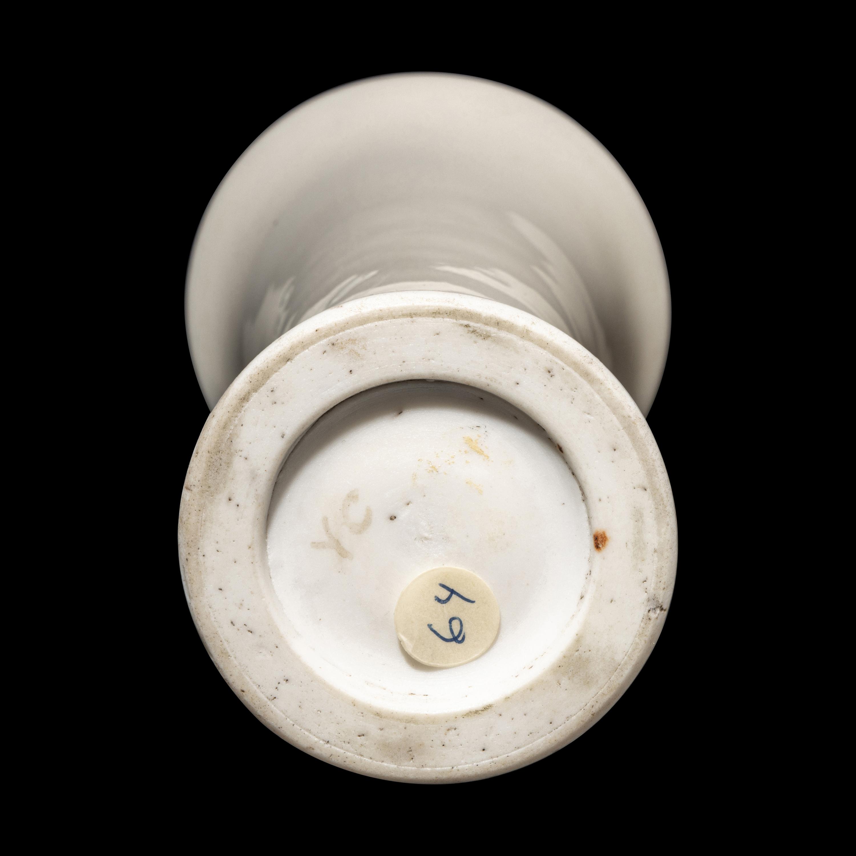 A Chinese Blanc-de-Chine Porcelain Beaker Vase, Huagu, 17th Century 明末清初 德化白瓷花觚