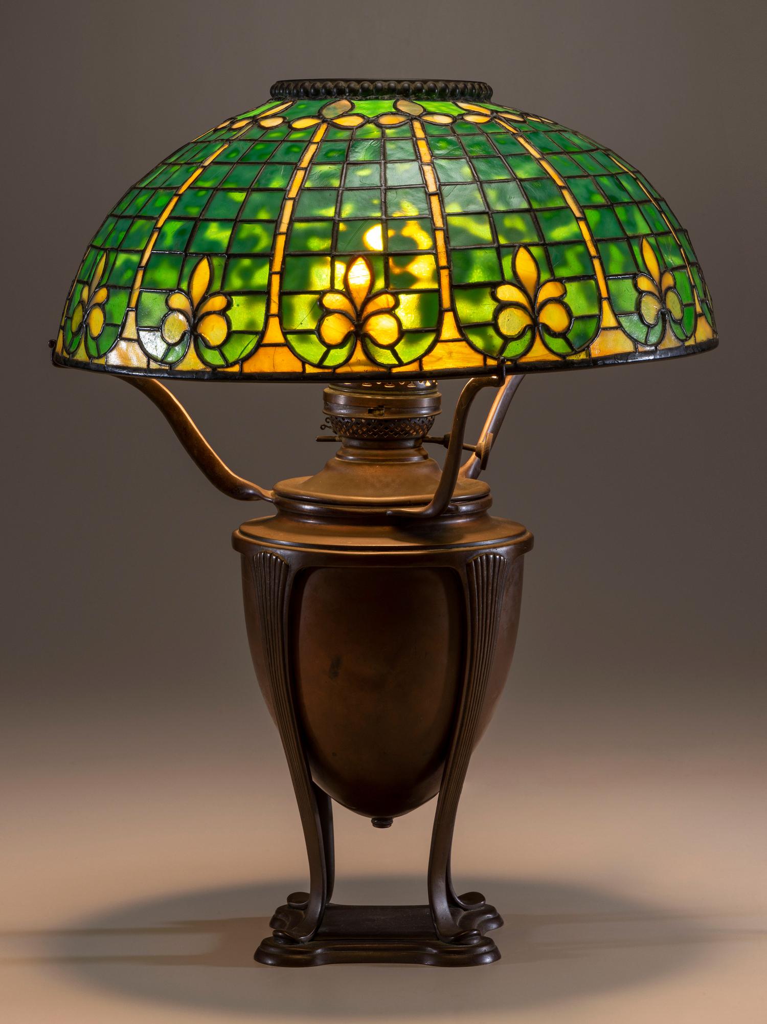 Fleur-de-Lis Table Lamp