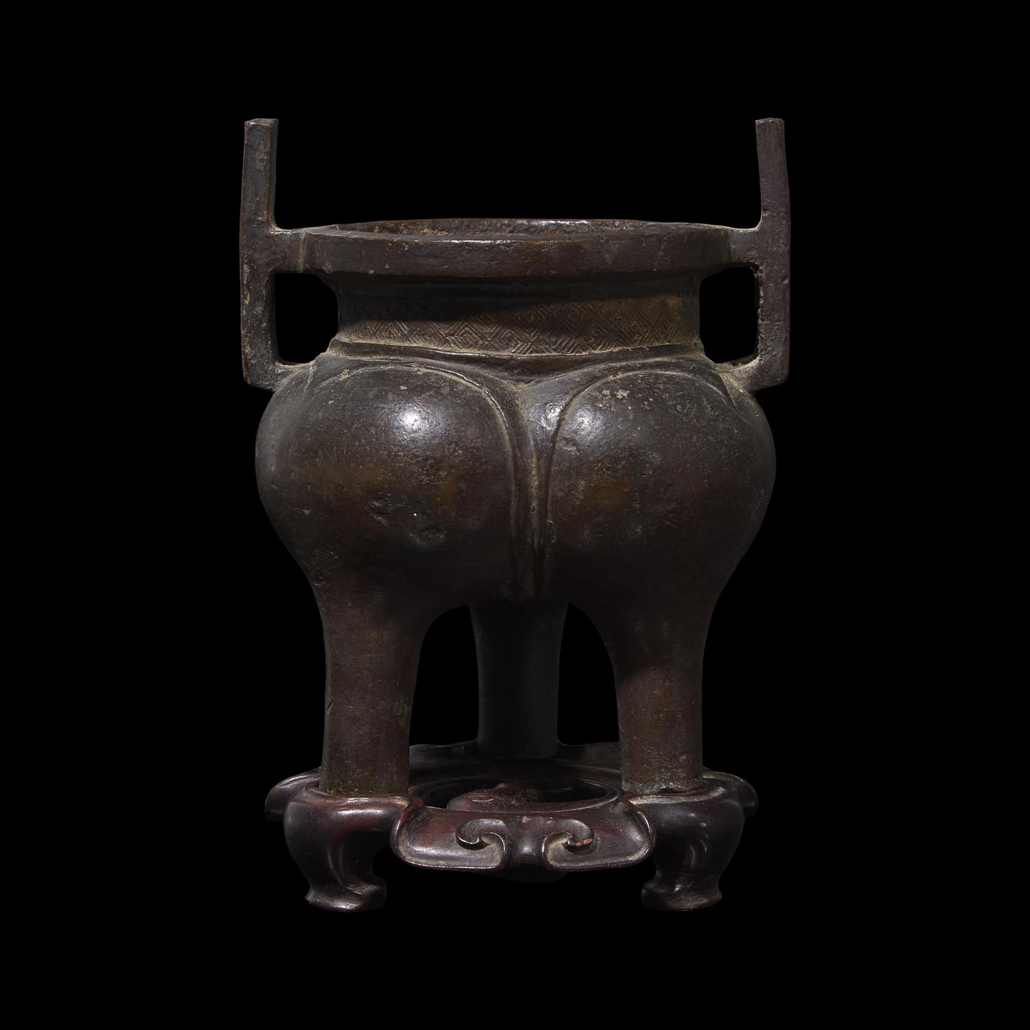 A Chinese Patinated Bronze Tripod Censer, Liding, Ming Dynasty or Earlier 明或更早 銅鬲鼎