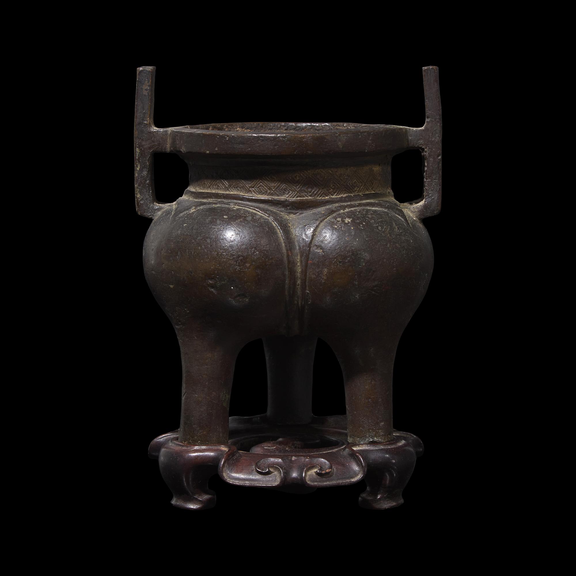A Chinese Patinated Bronze Tripod Censer, Liding, Ming Dynasty or Earlier 明或更早 銅鬲鼎