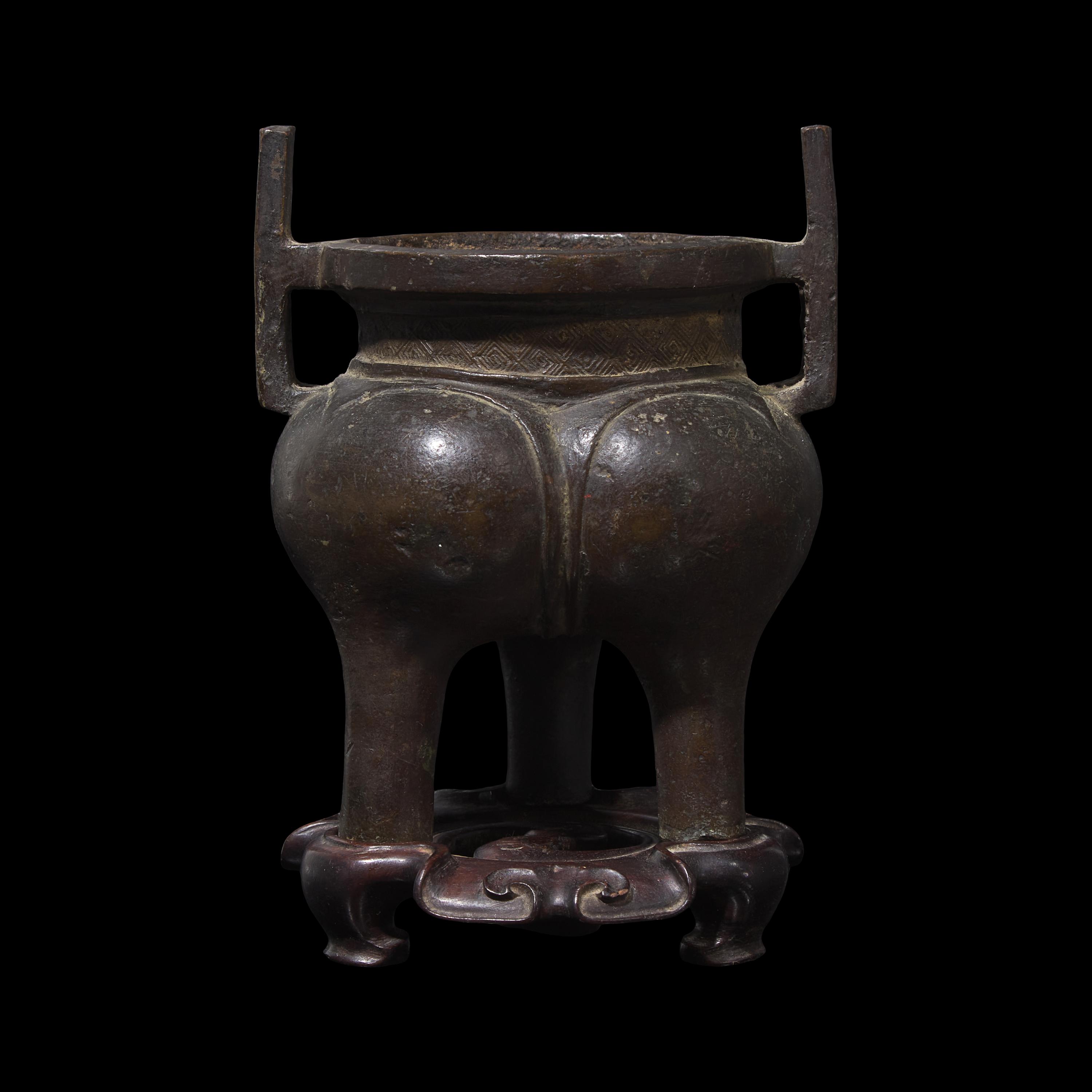 A Chinese Patinated Bronze Tripod Censer, Liding, Ming Dynasty or Earlier 明或更早 銅鬲鼎