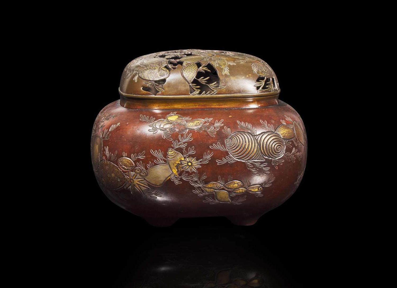 A Japanese patinated and parcel-gilt bronze "Seashells" koro and cover, Meiji period 日本鎏金加漆銅爐 明治