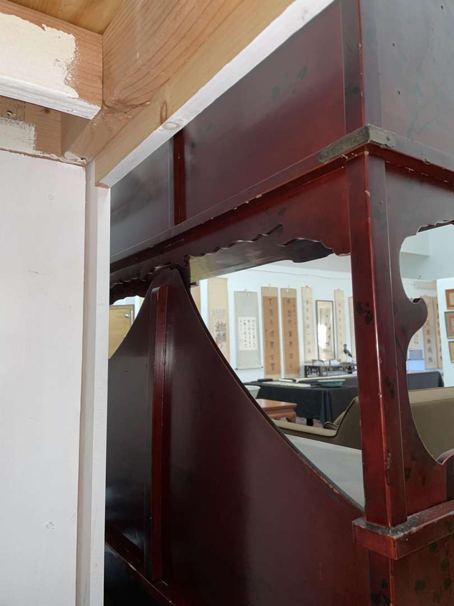 A Japanese lacquer display cabinet with cloisonné panels 日本漆器立柜及底座 Late Meiji period ????