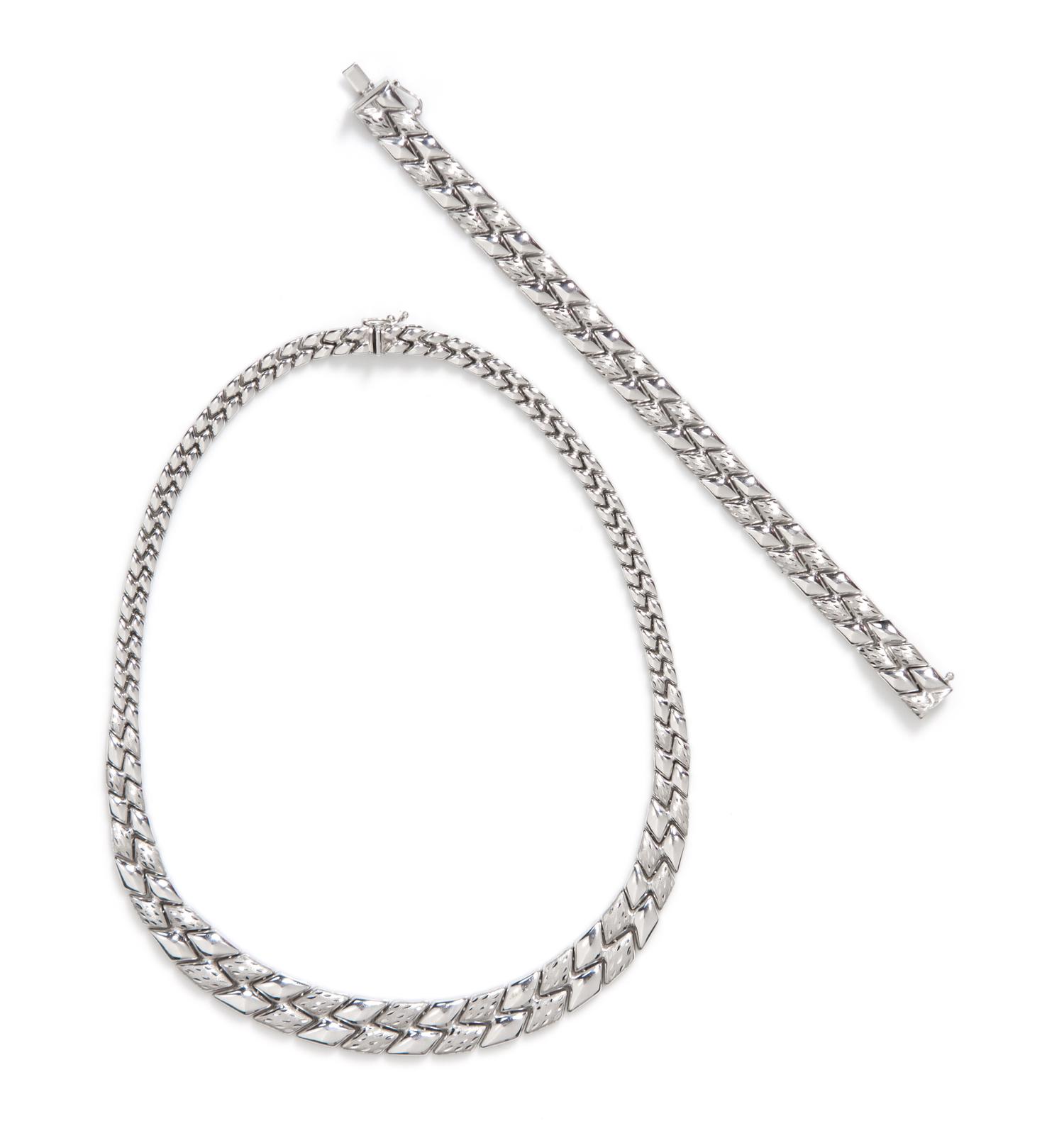 A 22 Karat White Gold Demi Parure, 38.40 dwts.
