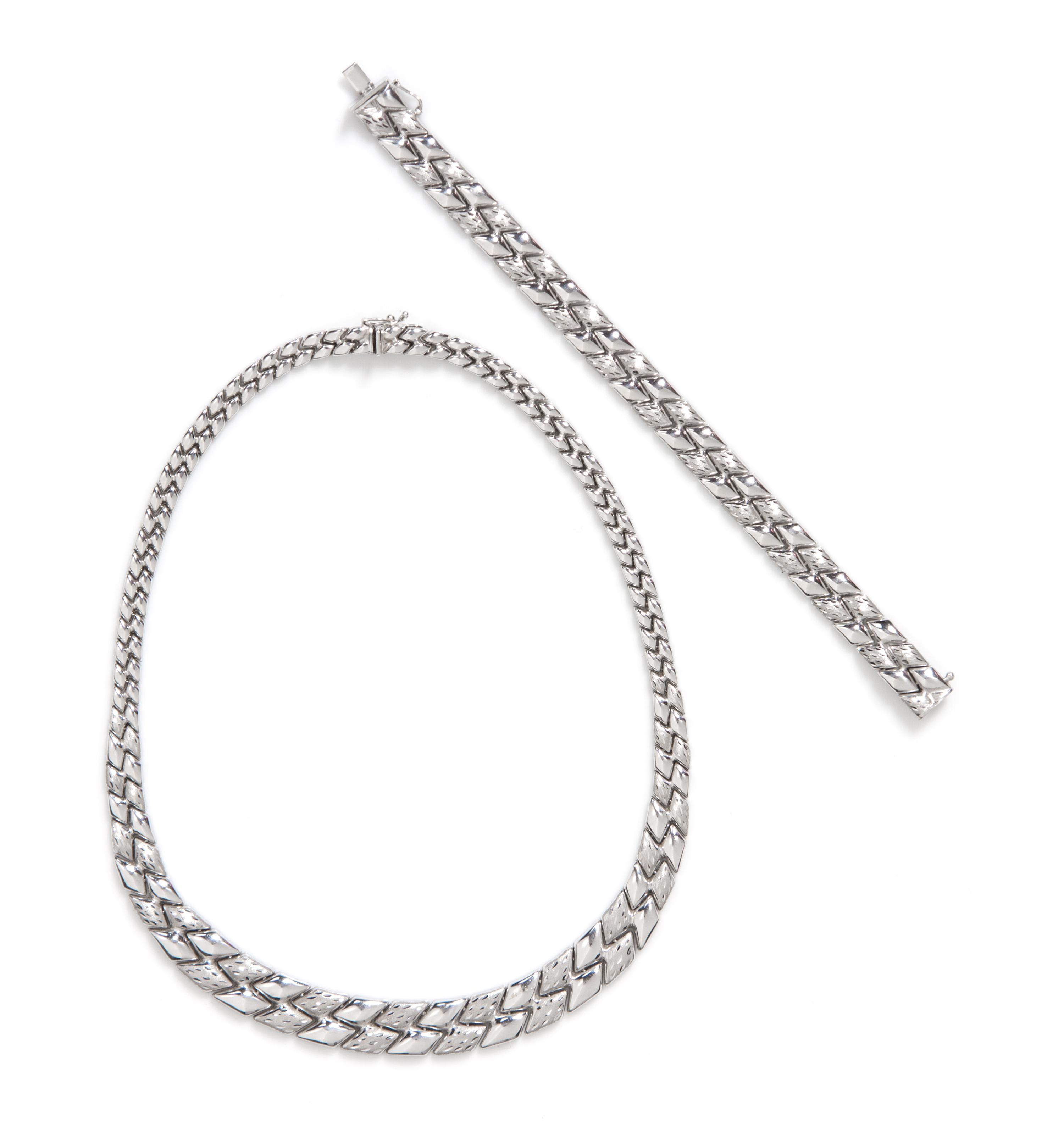 A 22 Karat White Gold Demi Parure, 38.40 dwts.