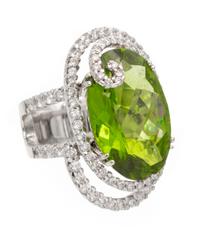 An 18 Karat White Gold, Peridot and Diamond Ring, 16.80 dwts.