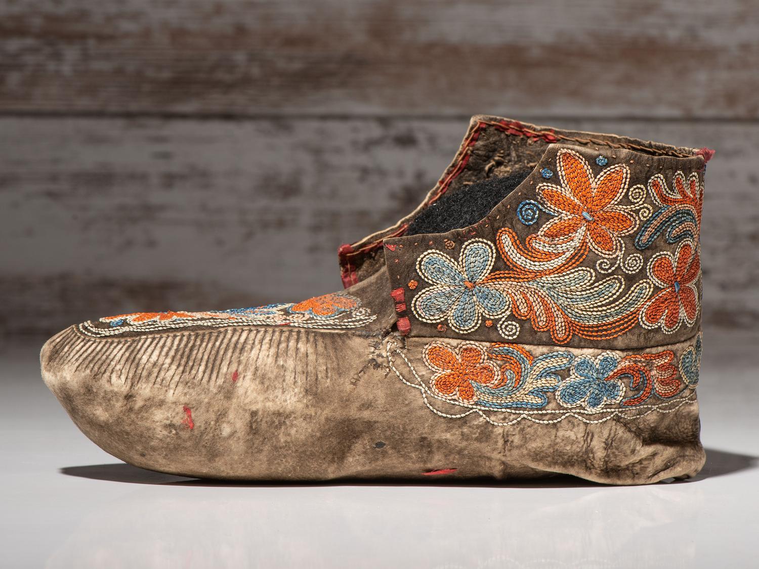 Huron Black-tanned Quilled Moccasin, Single