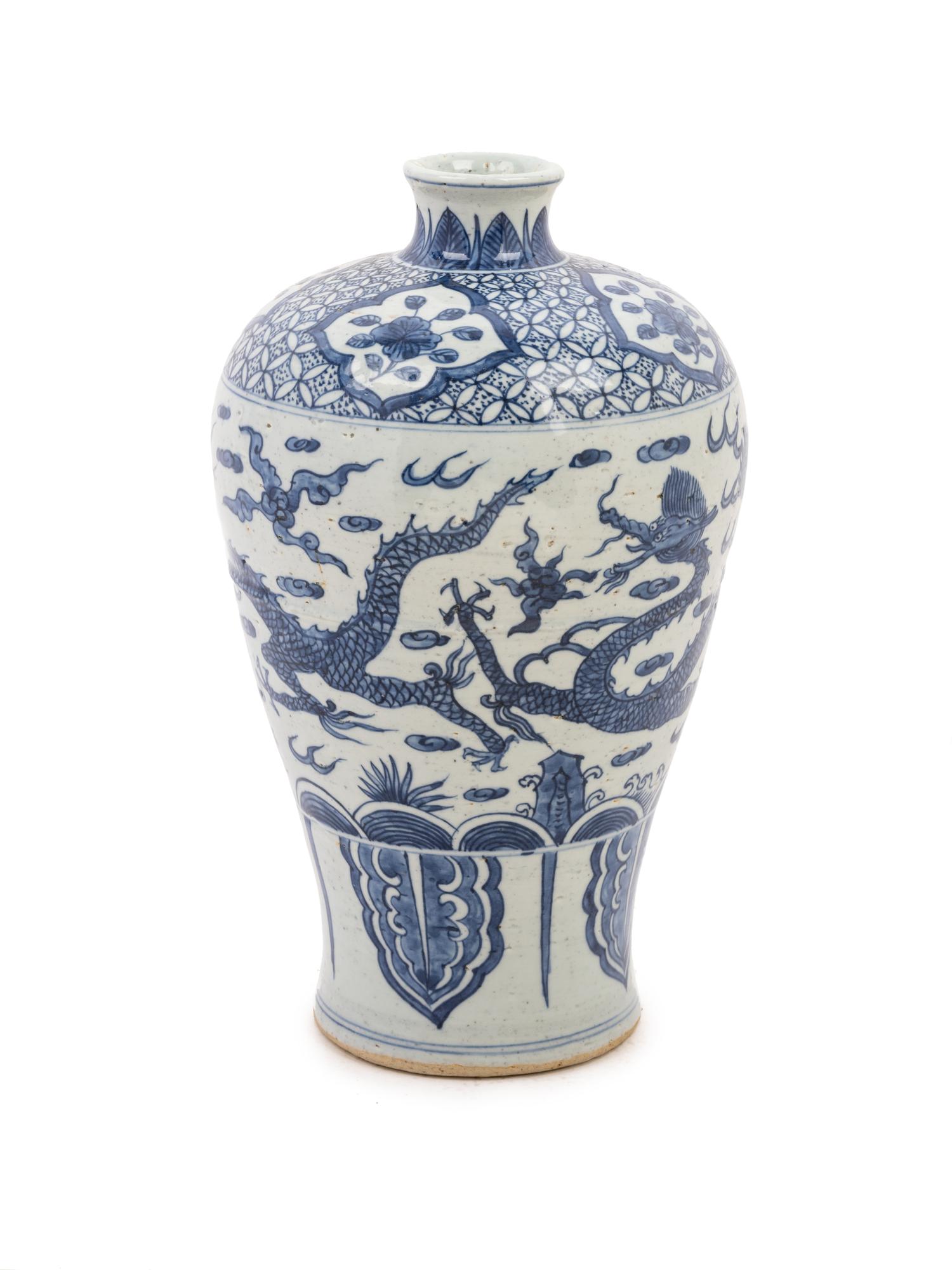 A Chinese Blue and White Porcelain Vase with Dragon Decoration