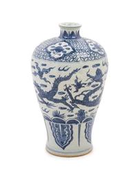 A Chinese Blue and White Porcelain Vase with Dragon Decoration