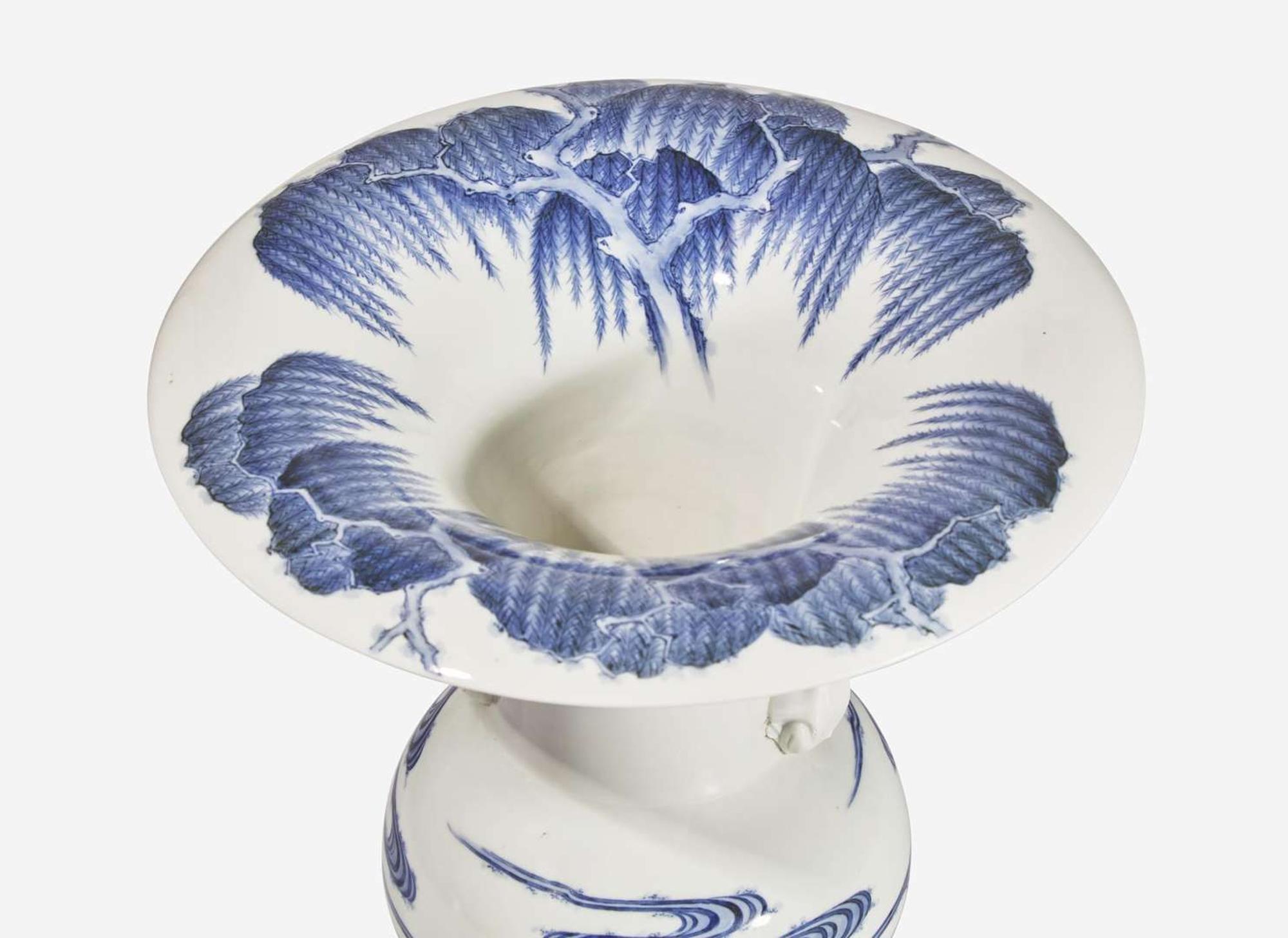 A fine and rare Hirado porcelain "Frogs and Willows" vase, 19th century 平戶青花瓷樽 十九世紀