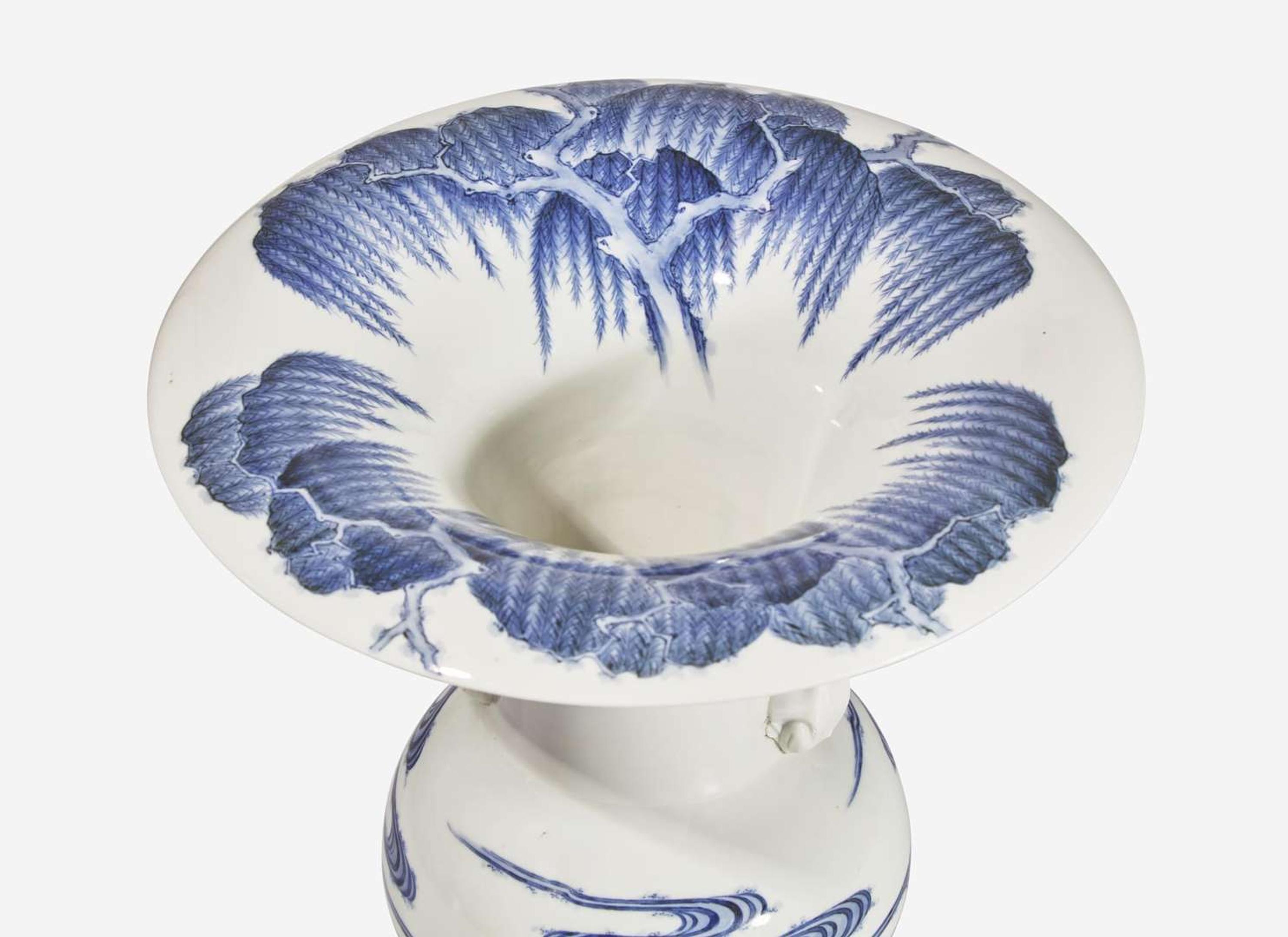 A fine and rare Hirado porcelain "Frogs and Willows" vase, 19th century 平戶青花瓷樽 十九世紀