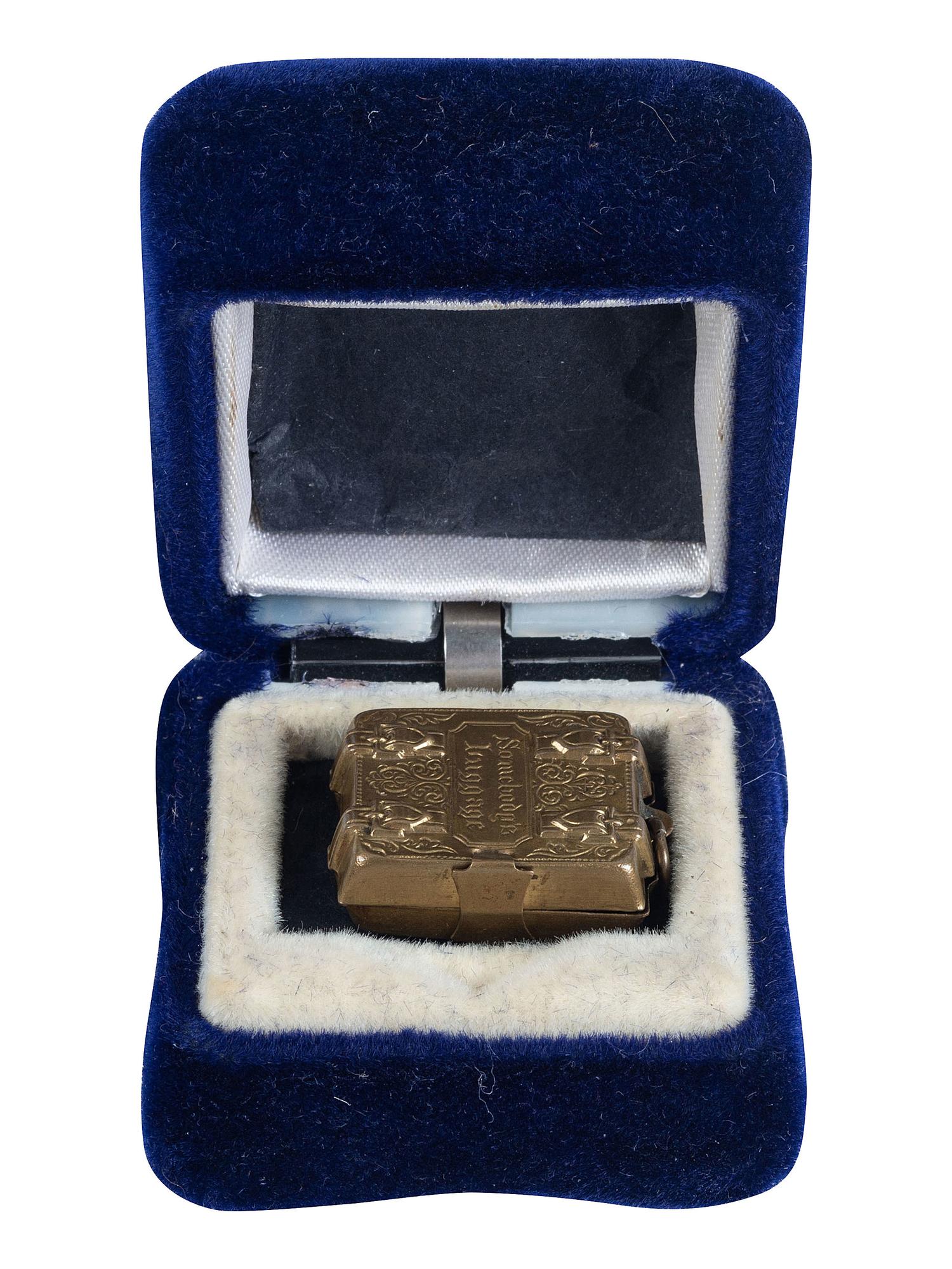 [EARLY PHOT.] Miniature wedding locket containing 12 photos of Tom Thumb & Lavinia Warren. Ca 1863.