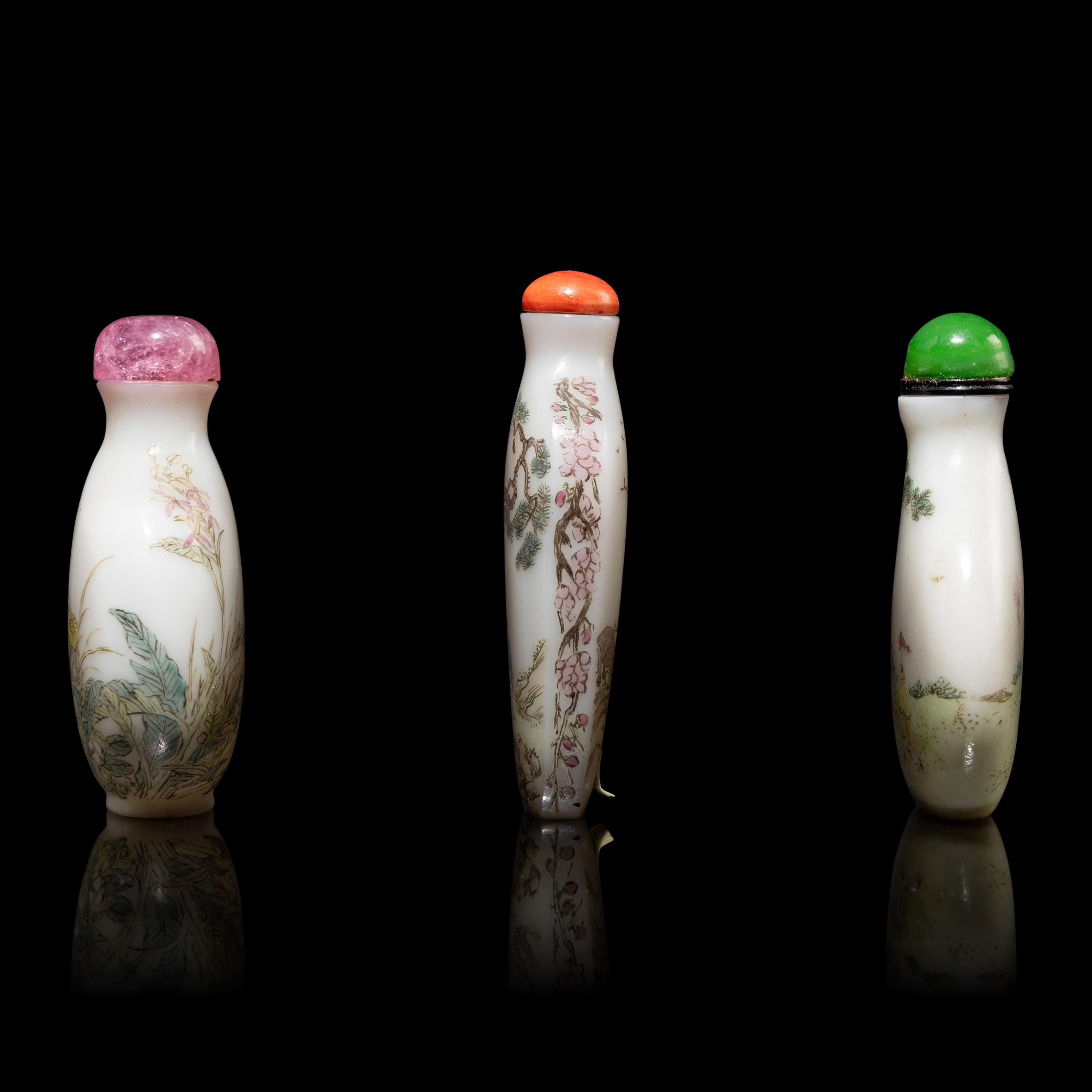 Twenty-One Chinese Snuff Bottles, 19th-Early 20th Century — 晚清-民國 各式鼻烟壺一組二十一只
