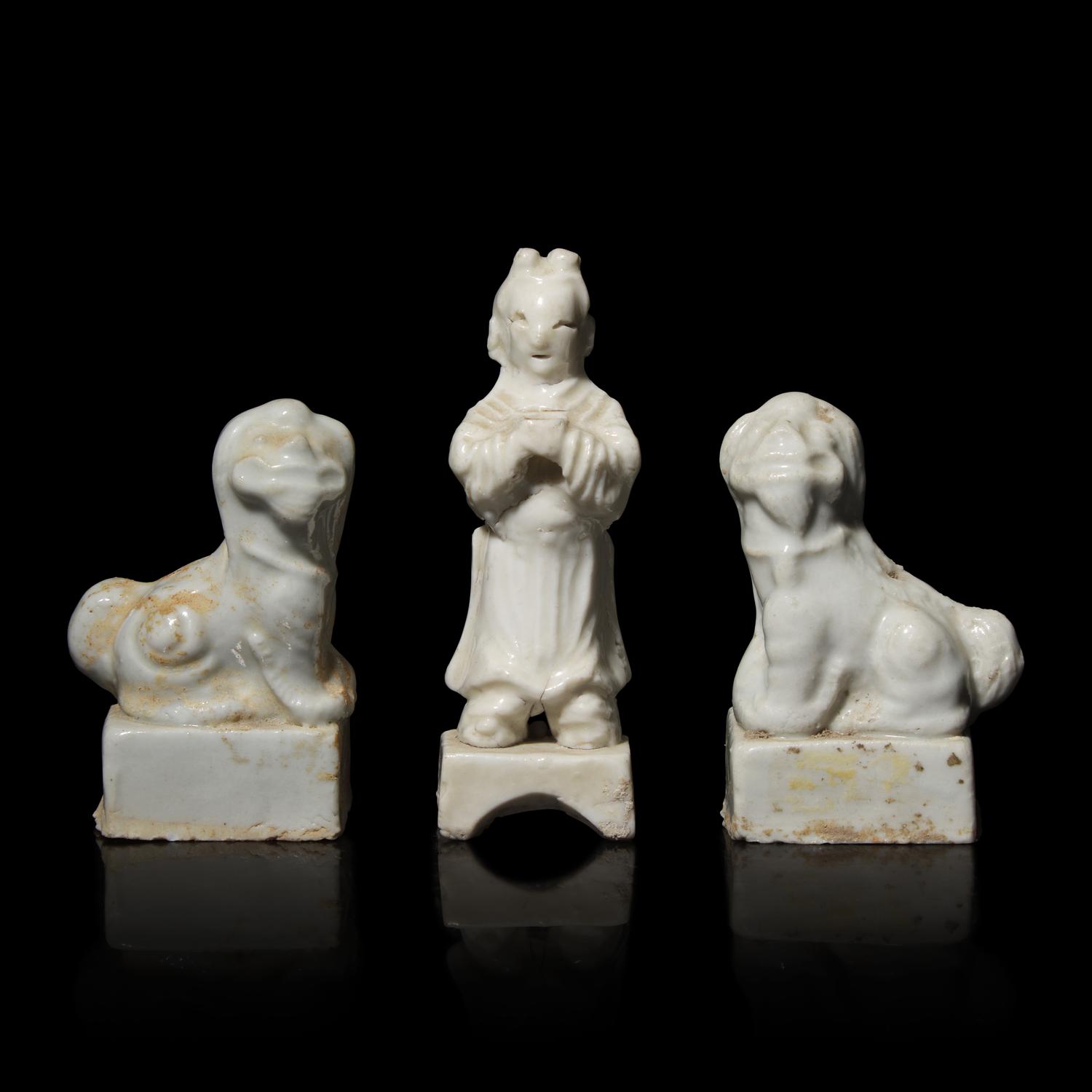 Three Small Korean White Glazed Porcelain Figural Joss Stick Holders, 16th/17th Century 十六-十七世紀 朝鮮白瓷俑三件